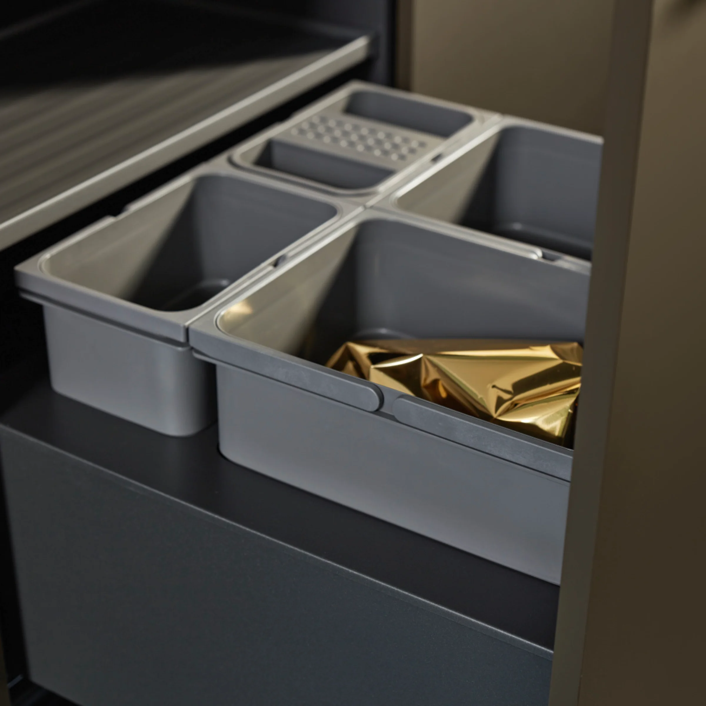 NK28596_neoPURE Metall Gold und neoLODGE Eiche geschwärzt gerillt