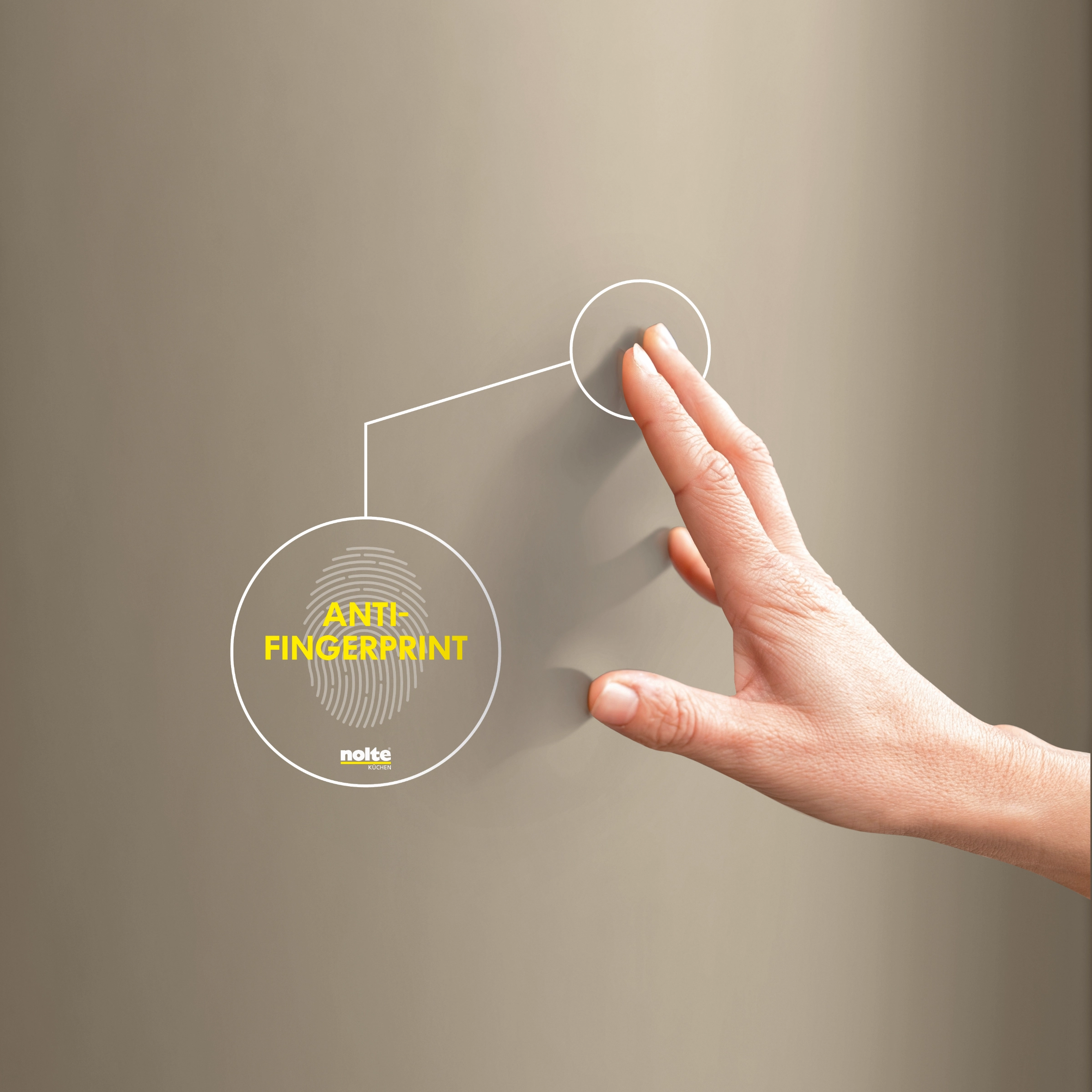 Eine Hand berührt eine Oberfläche mit Anti-Fingerprint-Technologie von Nolte Küchen.