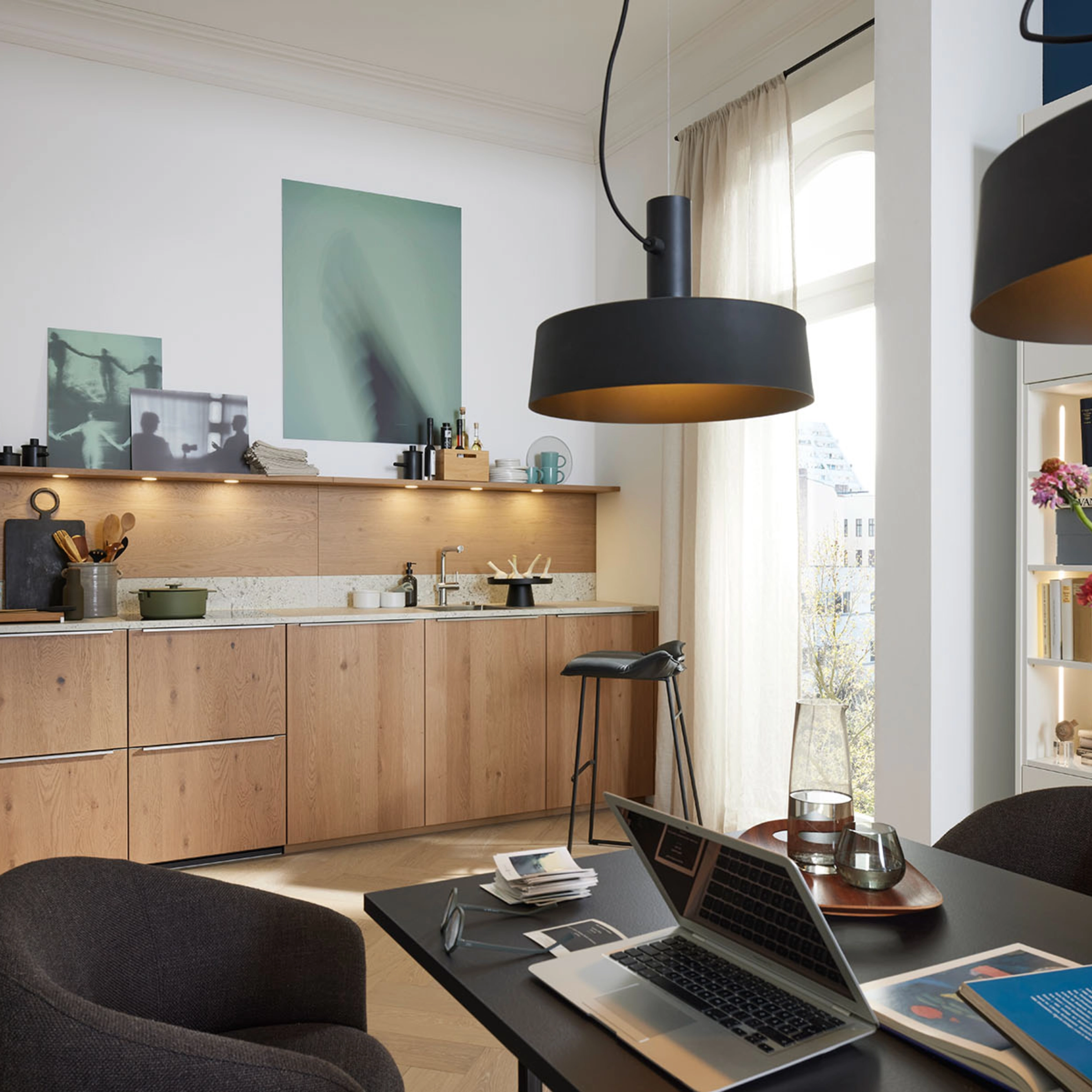 Een moderne keuken met houtelementen en werkruimte, Nolte Kitchen.