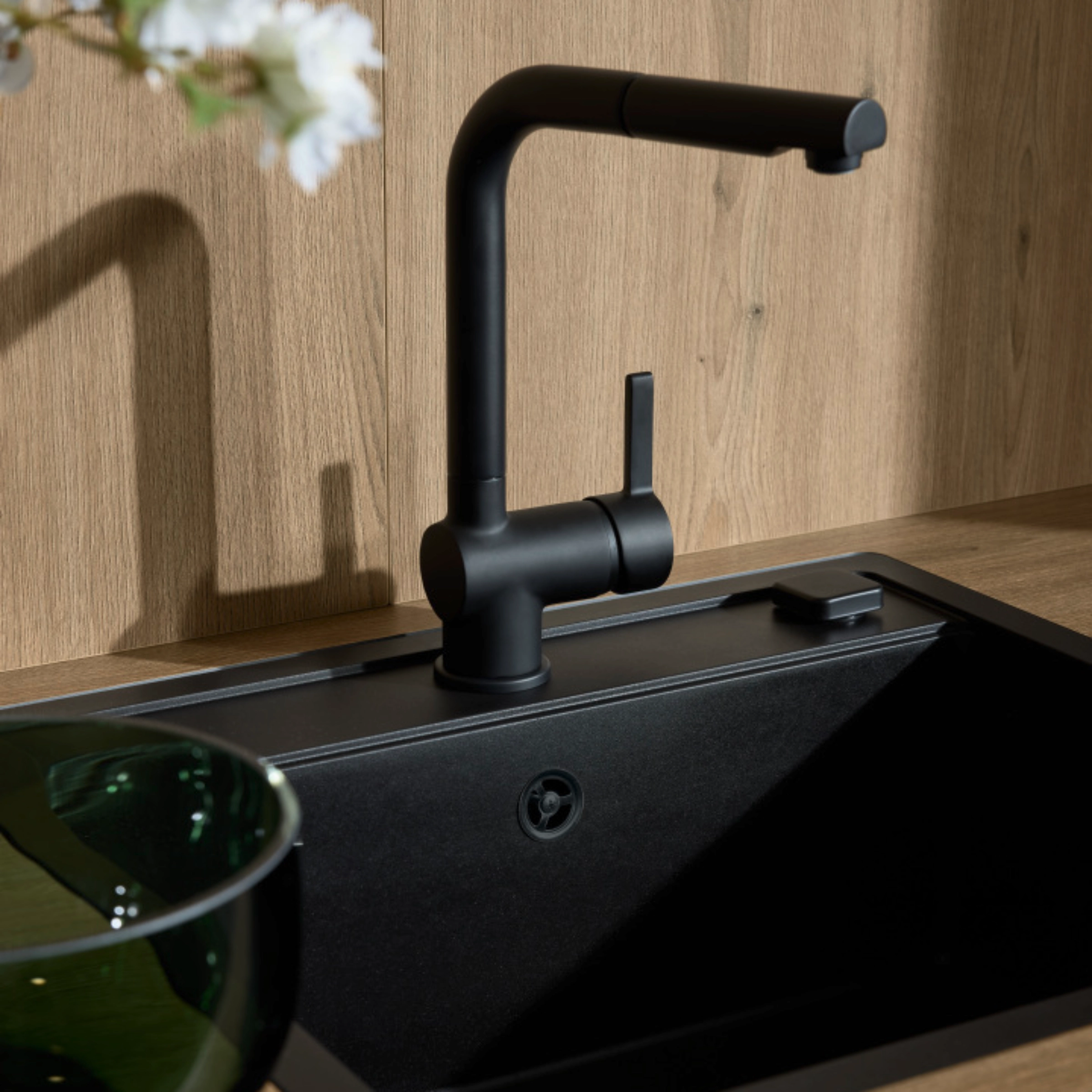 Un robinet élégant et un évier dans une cuisine moderne de Nolte Kitchen.