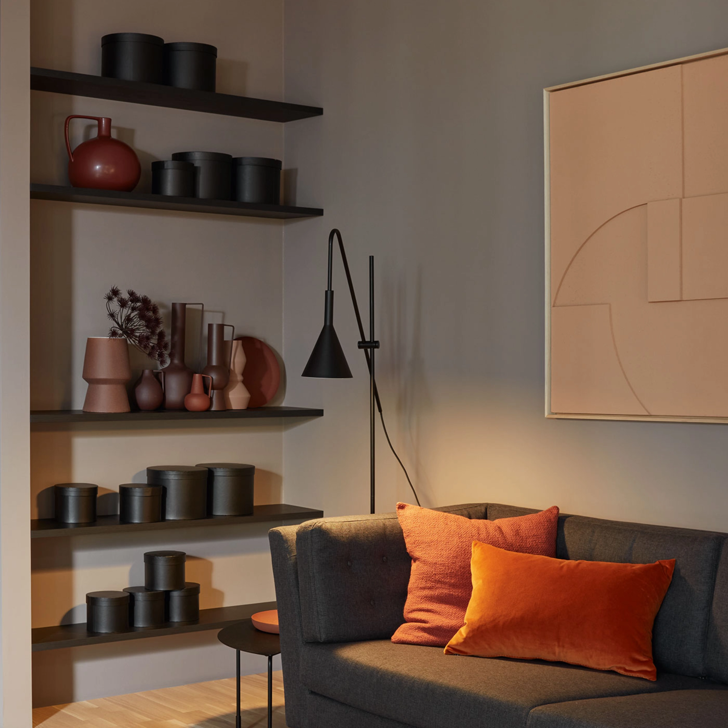 Un salon élégant avec étagères et canapé évoque l'ambiance de Nolte Living.