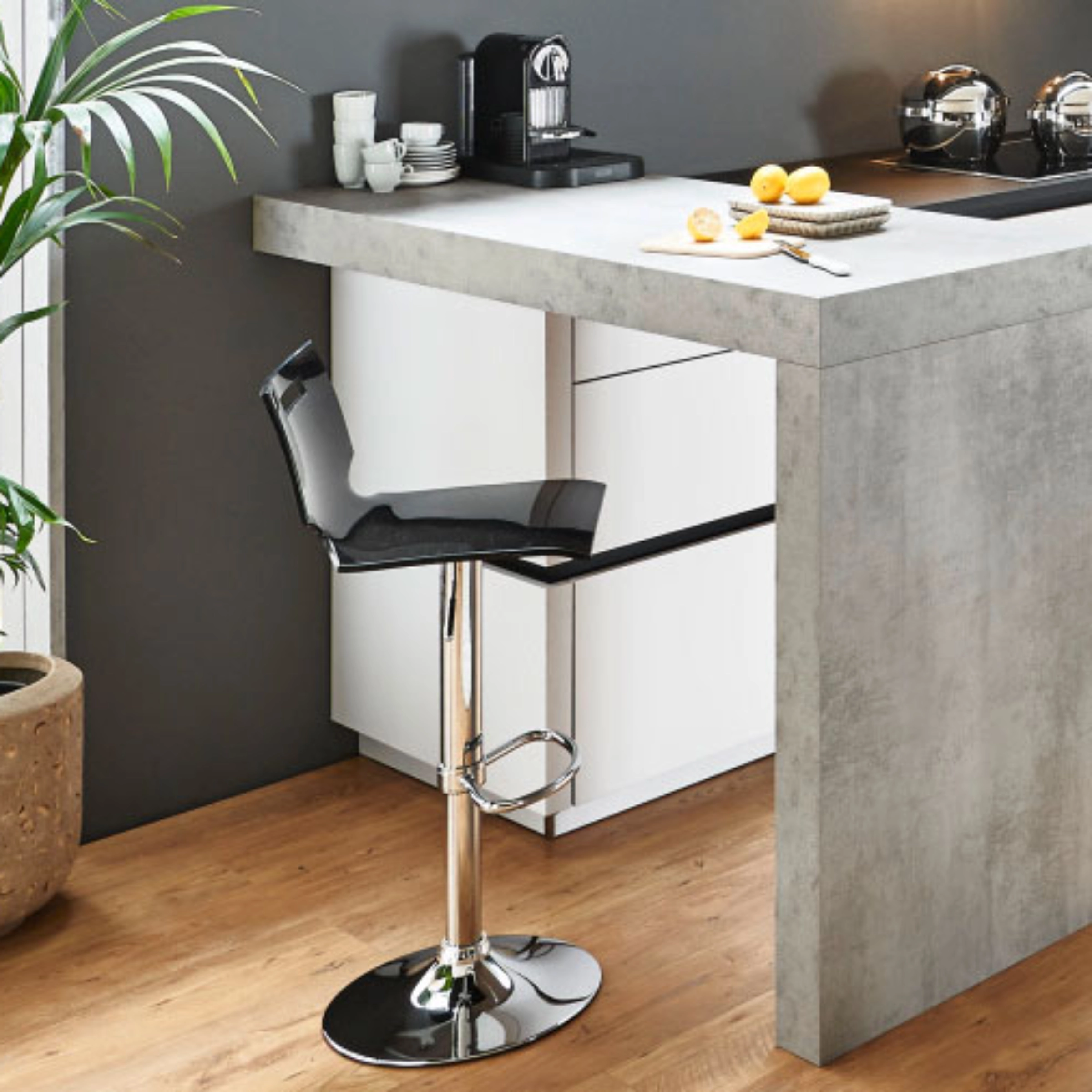 Cuisine moderne avec bar et tabourets, plantes et déco claire; Nolte Kitchen.