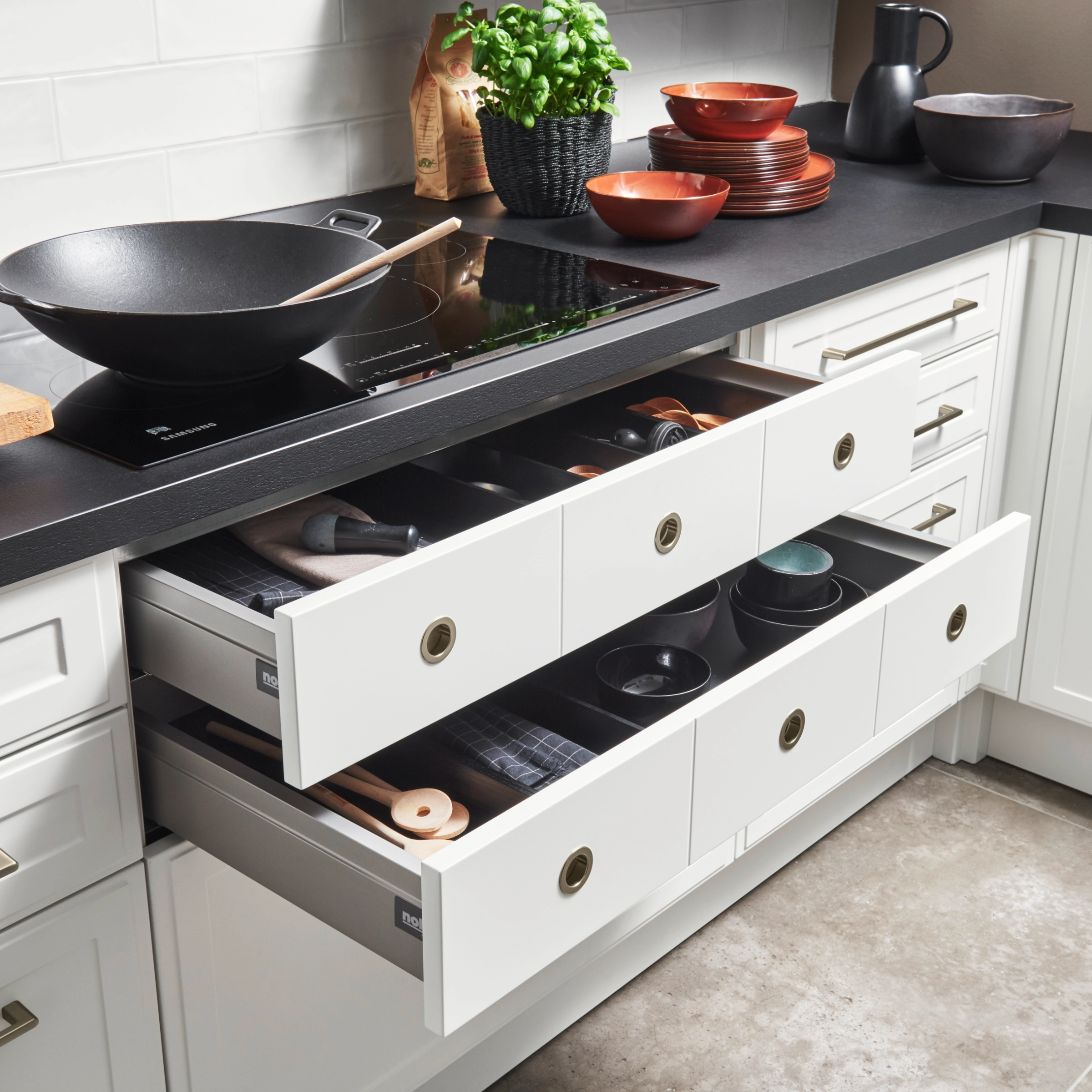 Une cuisine moderne avec tiroirs ouverts et ustensiles de cuisine, Nolte Kitchen.
