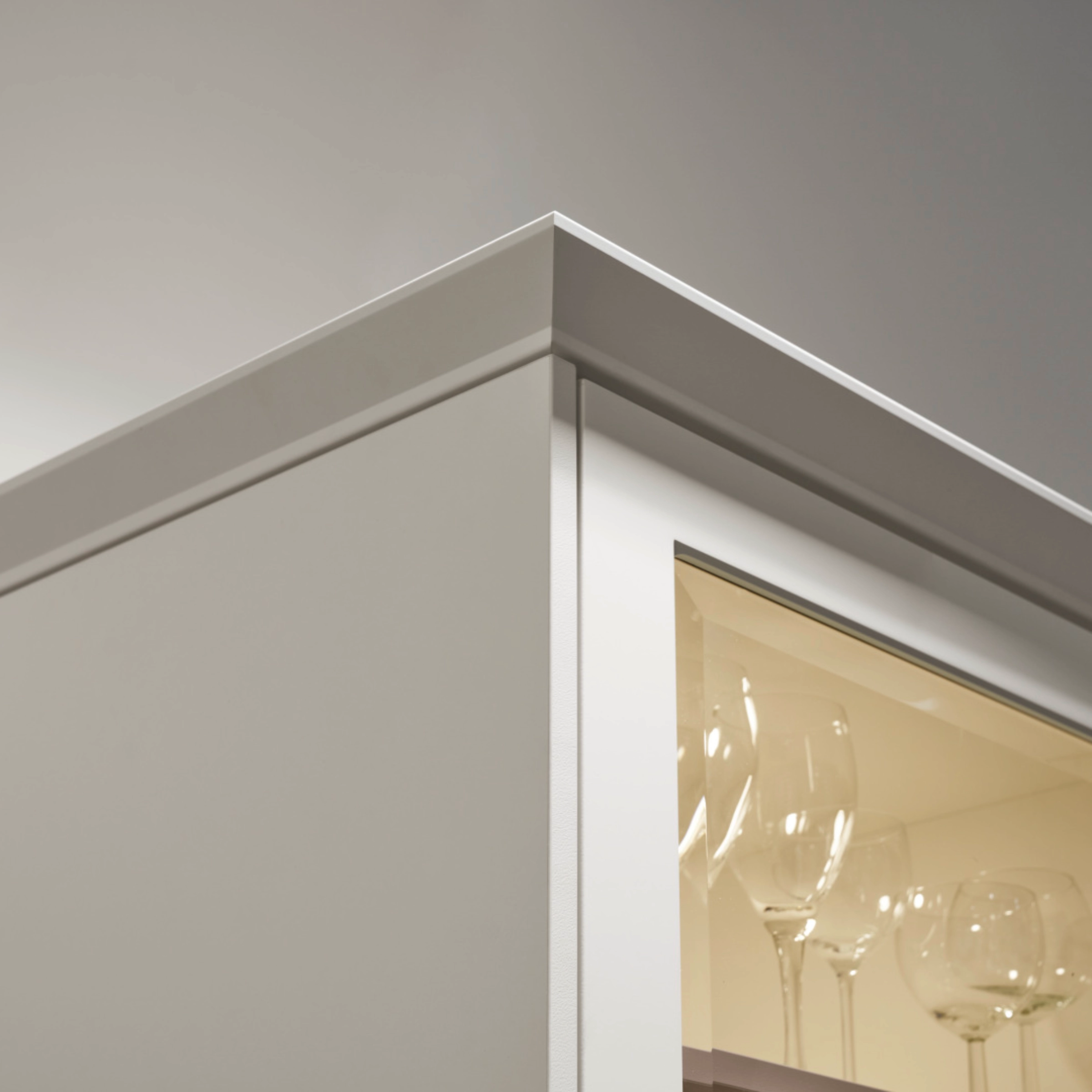 Armoire avec porte en verre et verres, partie de Nolte Living.
