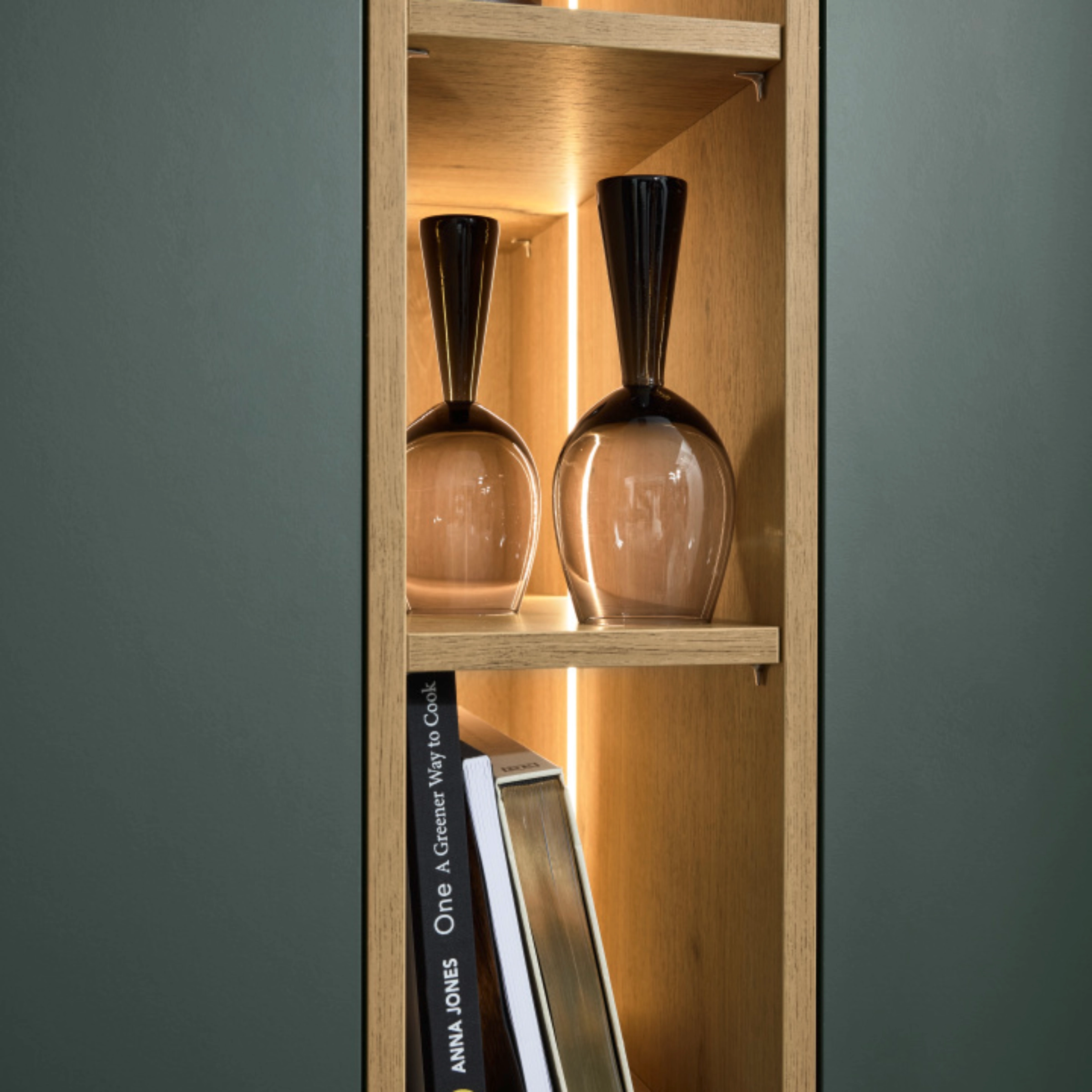 Une étagère avec des livres et des vases au design élégant, parfaite pour Nolte Living.