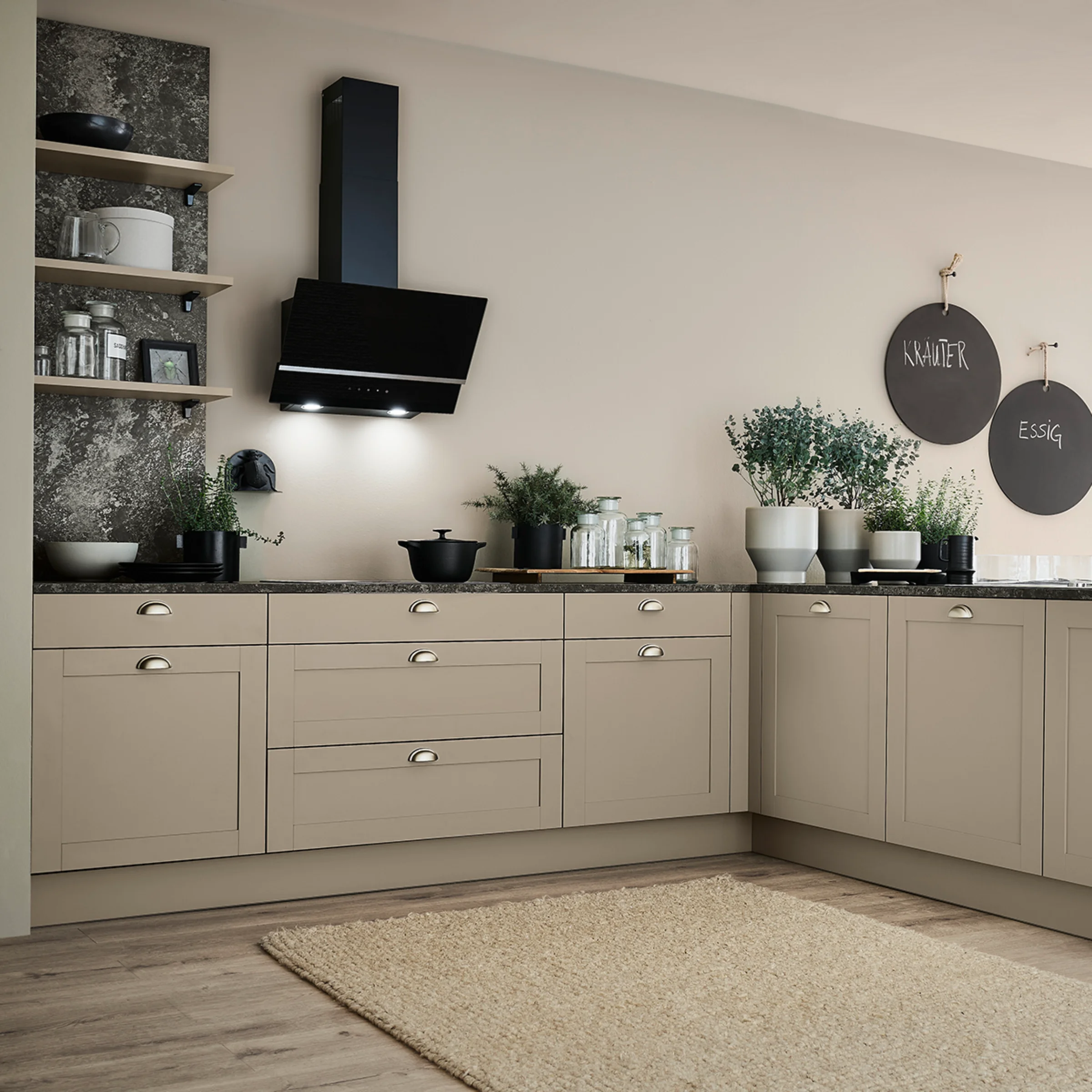 Eine moderne Küche mit hellem Holz und schwarzen Akzenten. Nolte Küchen.