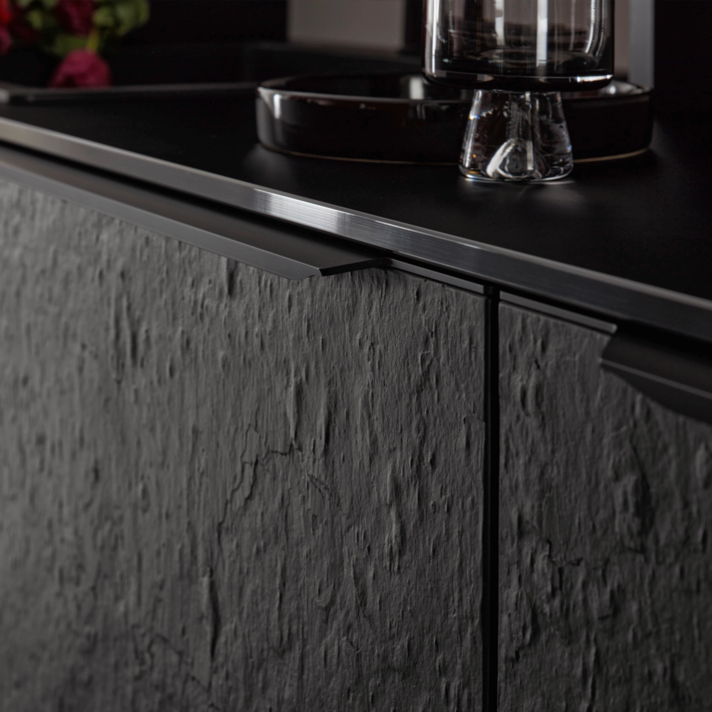 Une cuisine moderne avec façades sombres texturées et détails élégants de Nolte Kitchen.