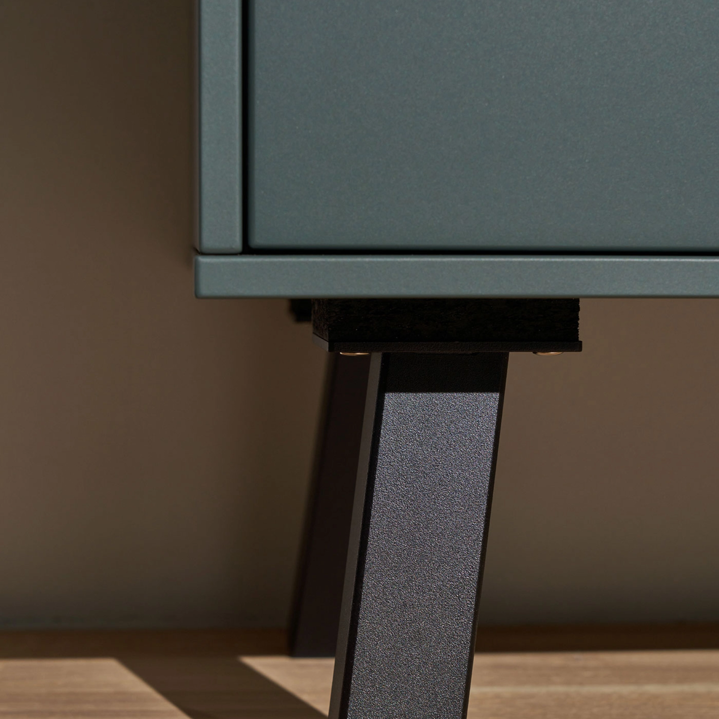 Un buffet moderne avec pieds en métal noir, partie de la collection Nolte Living.