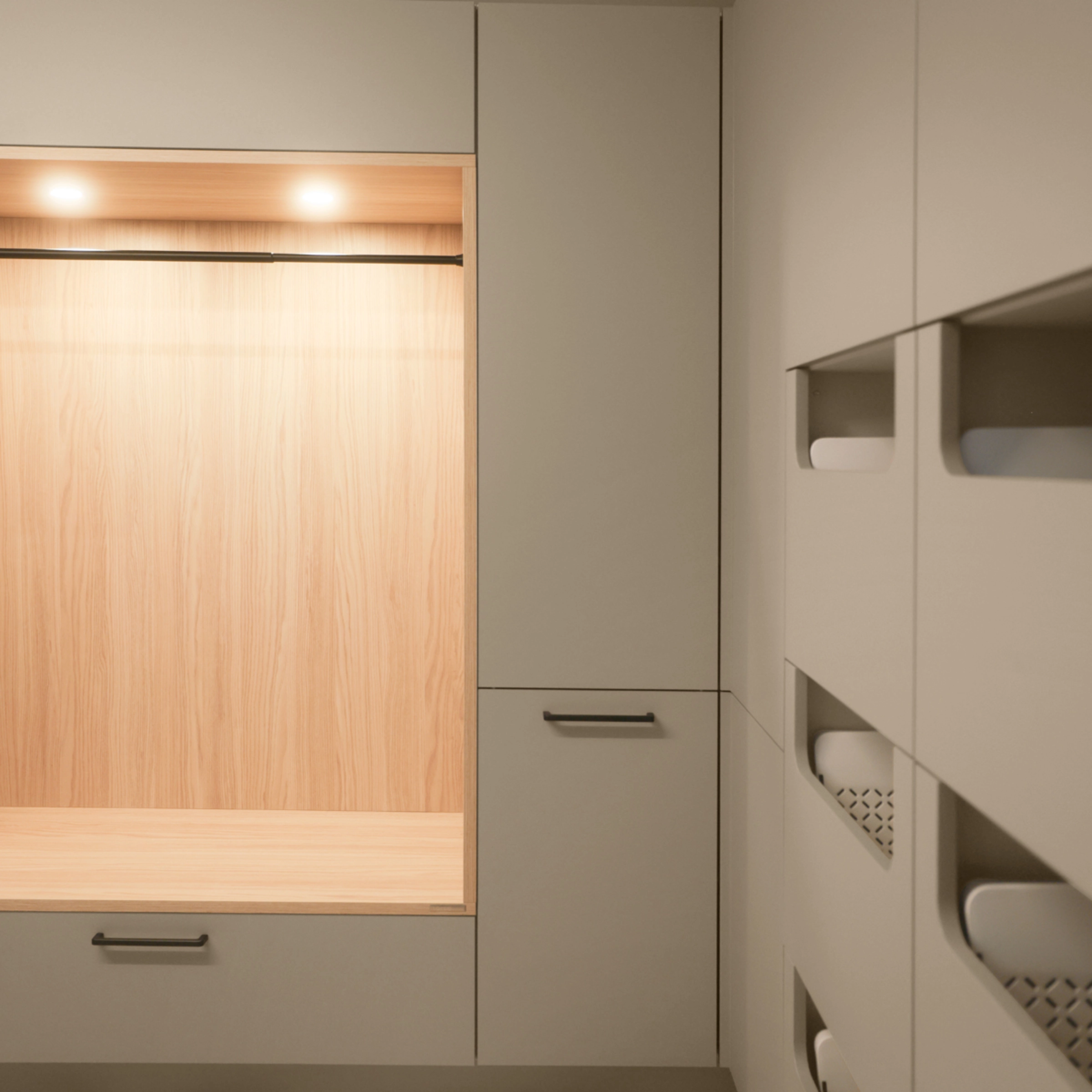 Een stijlvolle bijkeuken met moderne kasten en verlichting van Nolte Bijkeukens.