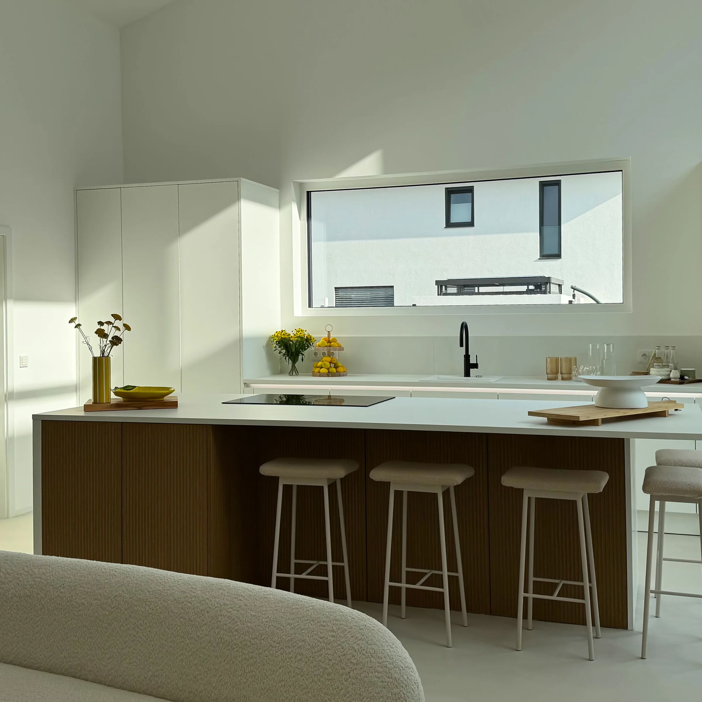 Cuisine moderne avec îlot et tabourets de bar, Nolte Küchen.