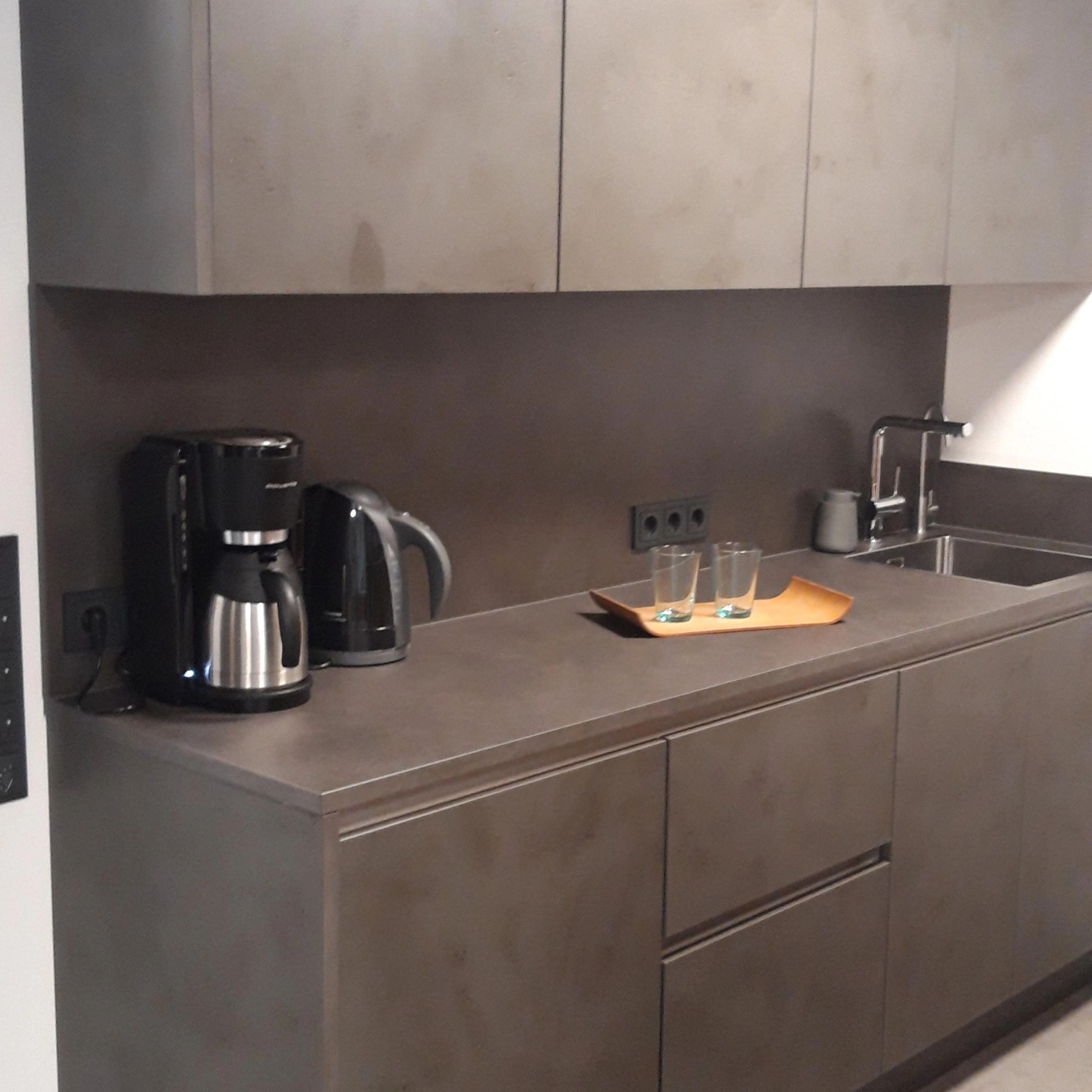Cuisine moderne avec cafetière et bouilloire sur le plan de travail, Nolte Kitchen.