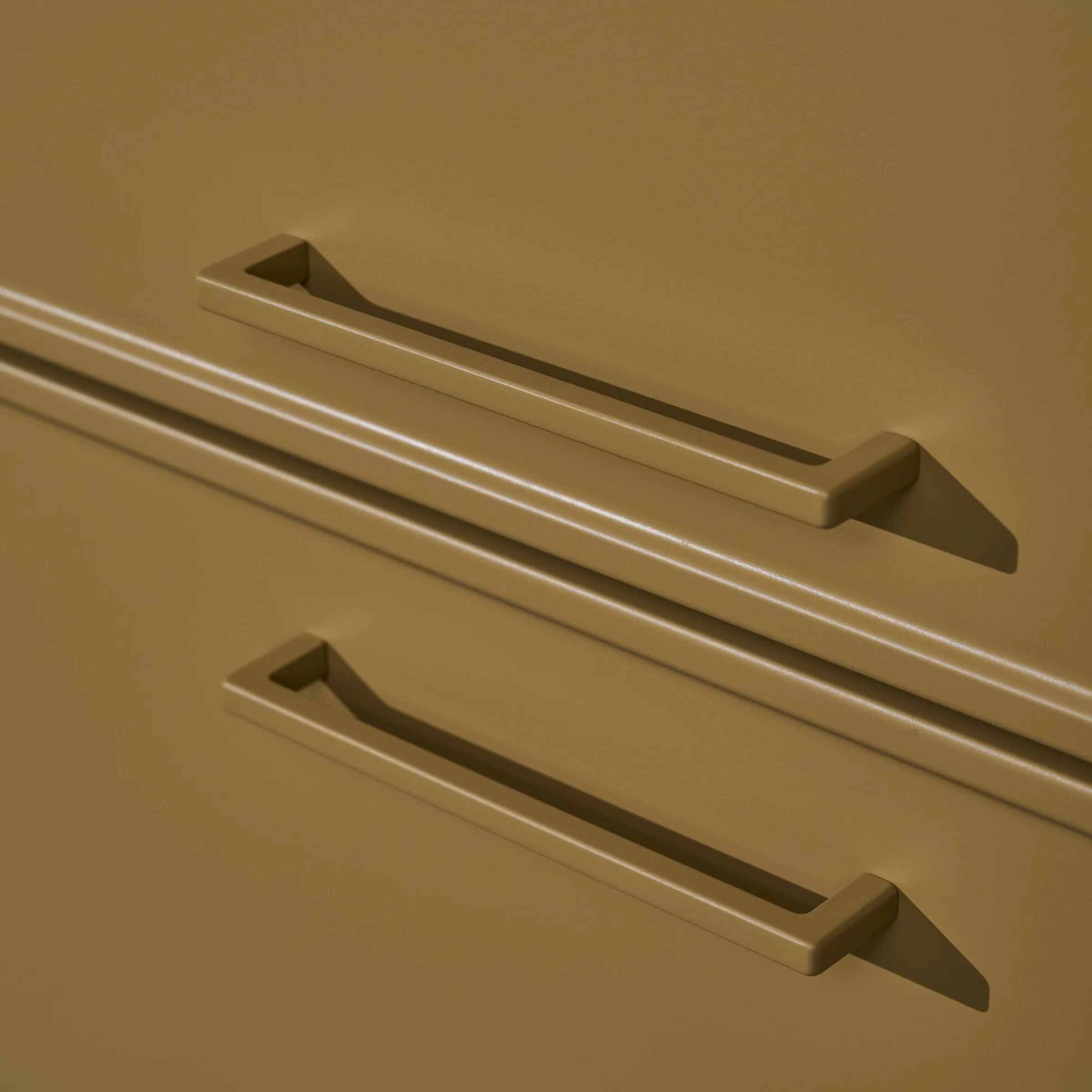 Schranktüren mit goldenen Griffen bieten ein exklusives Design, NolteNeo.