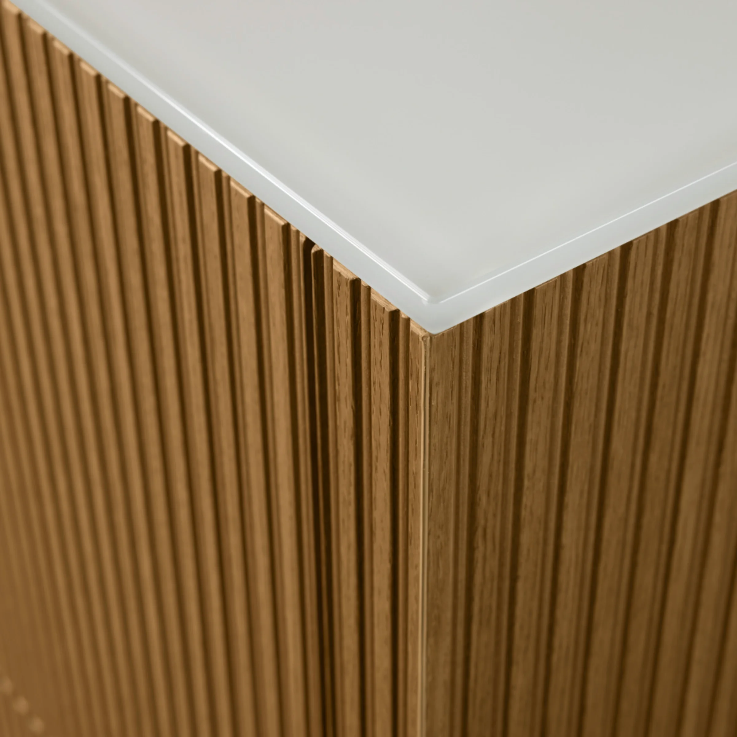 Zbliżenie nowoczesnej szafki z drewnianą fakturą, część kolekcji Nolte Living.