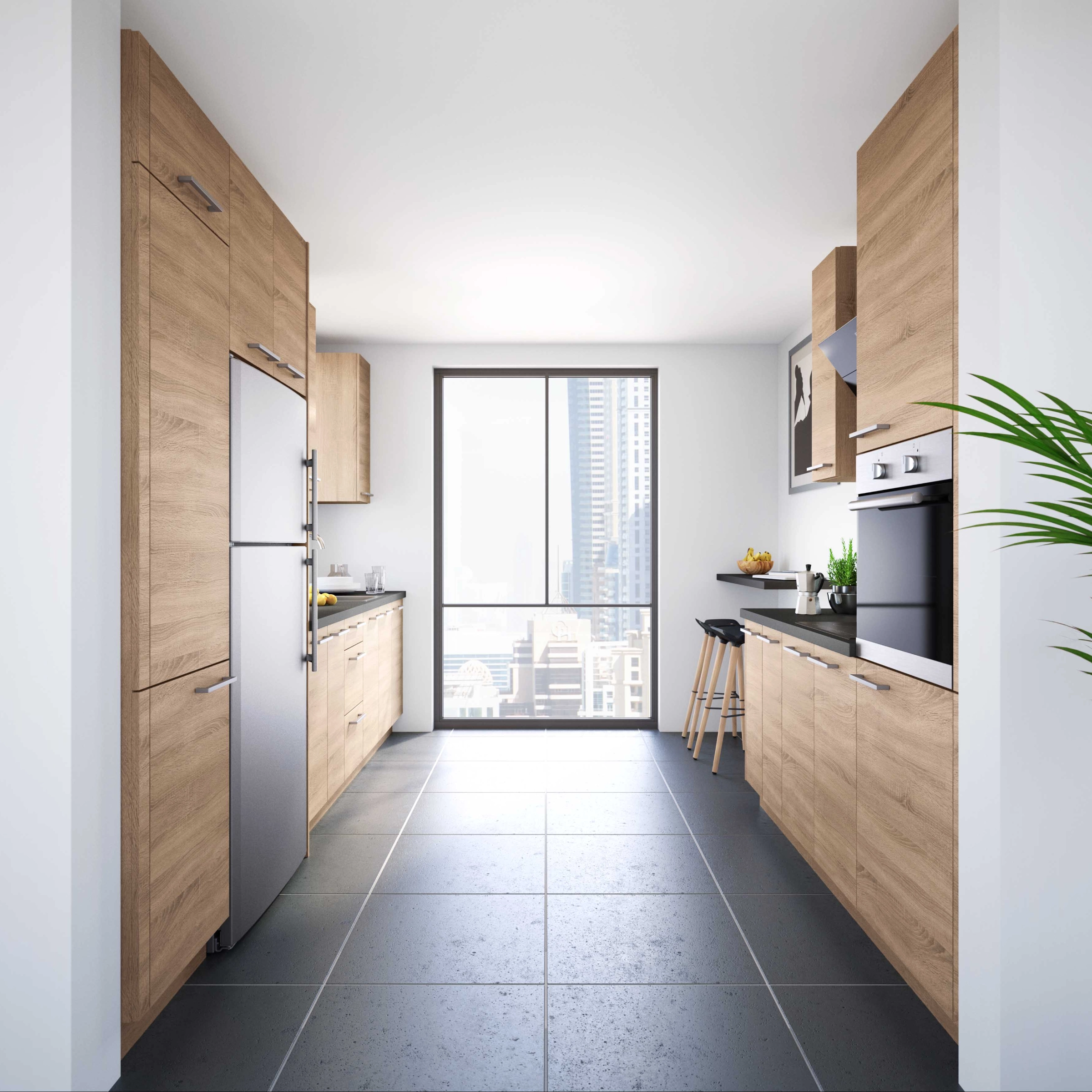 Moderne Küche mit Holzelementen und großen Fenstern, ausgestattet von Nolte Küchen.