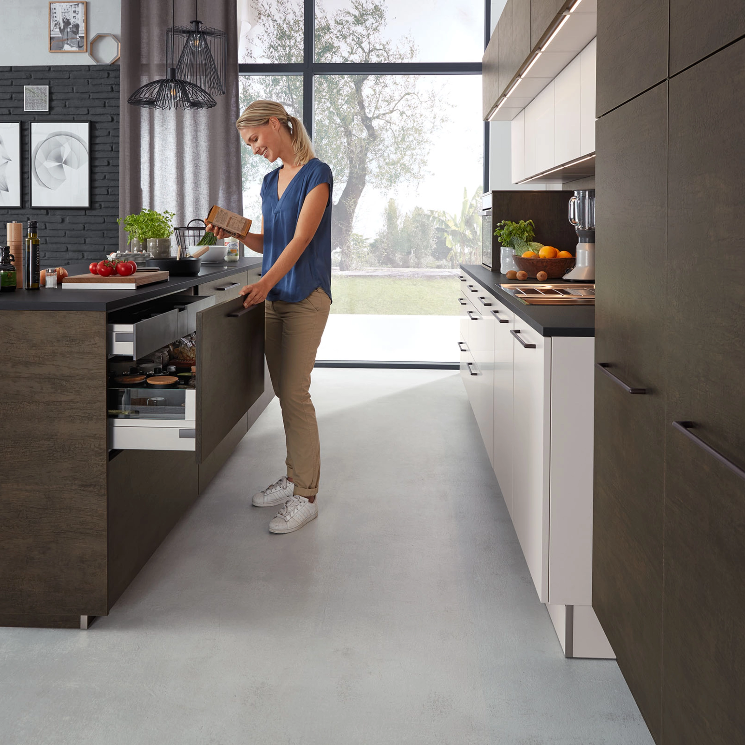 Cuisine moderne avec îlot et armoires effet bois, présentée par Nolte Kitchen.