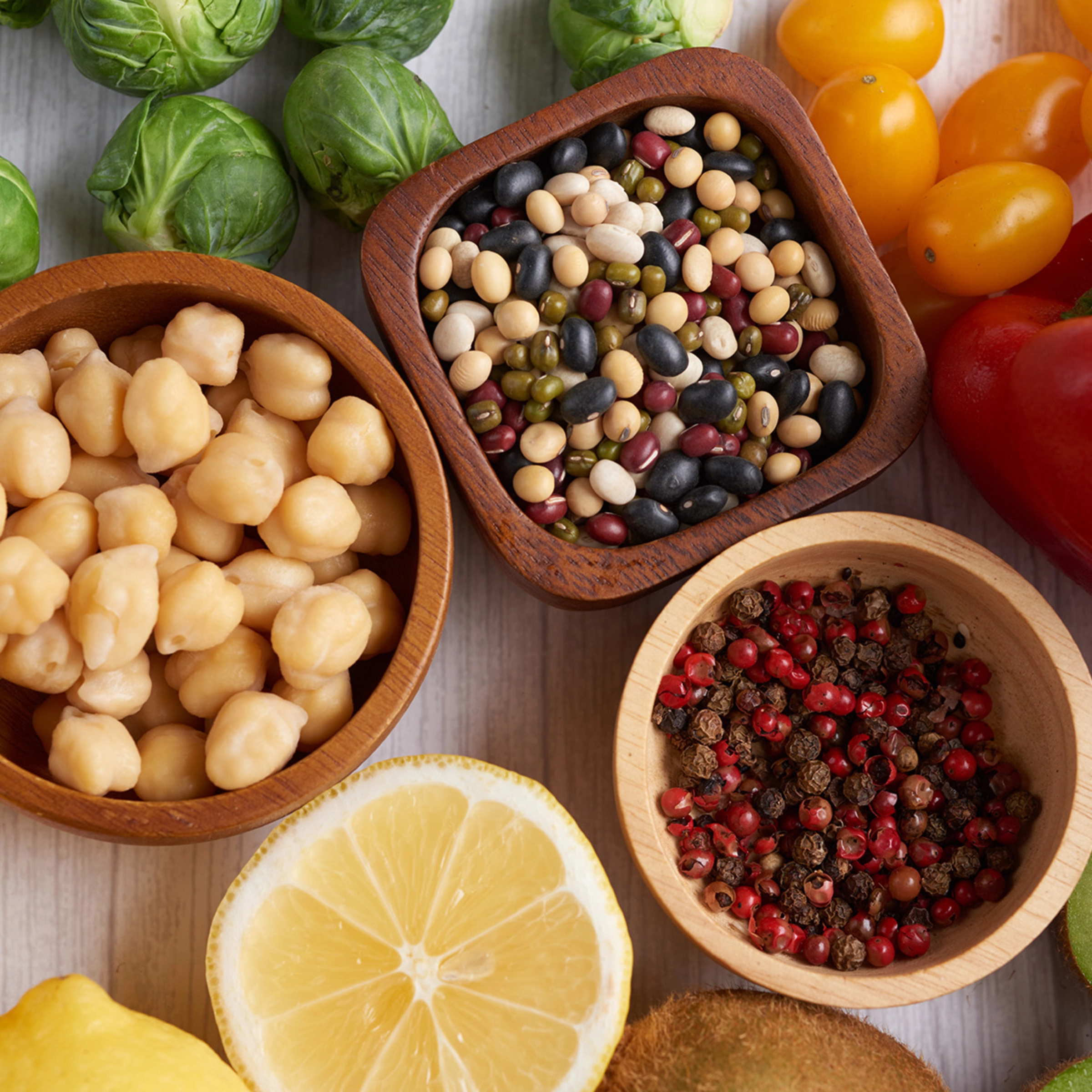 Divers fruits et légumes colorés sont disposés ensemble sur une table.