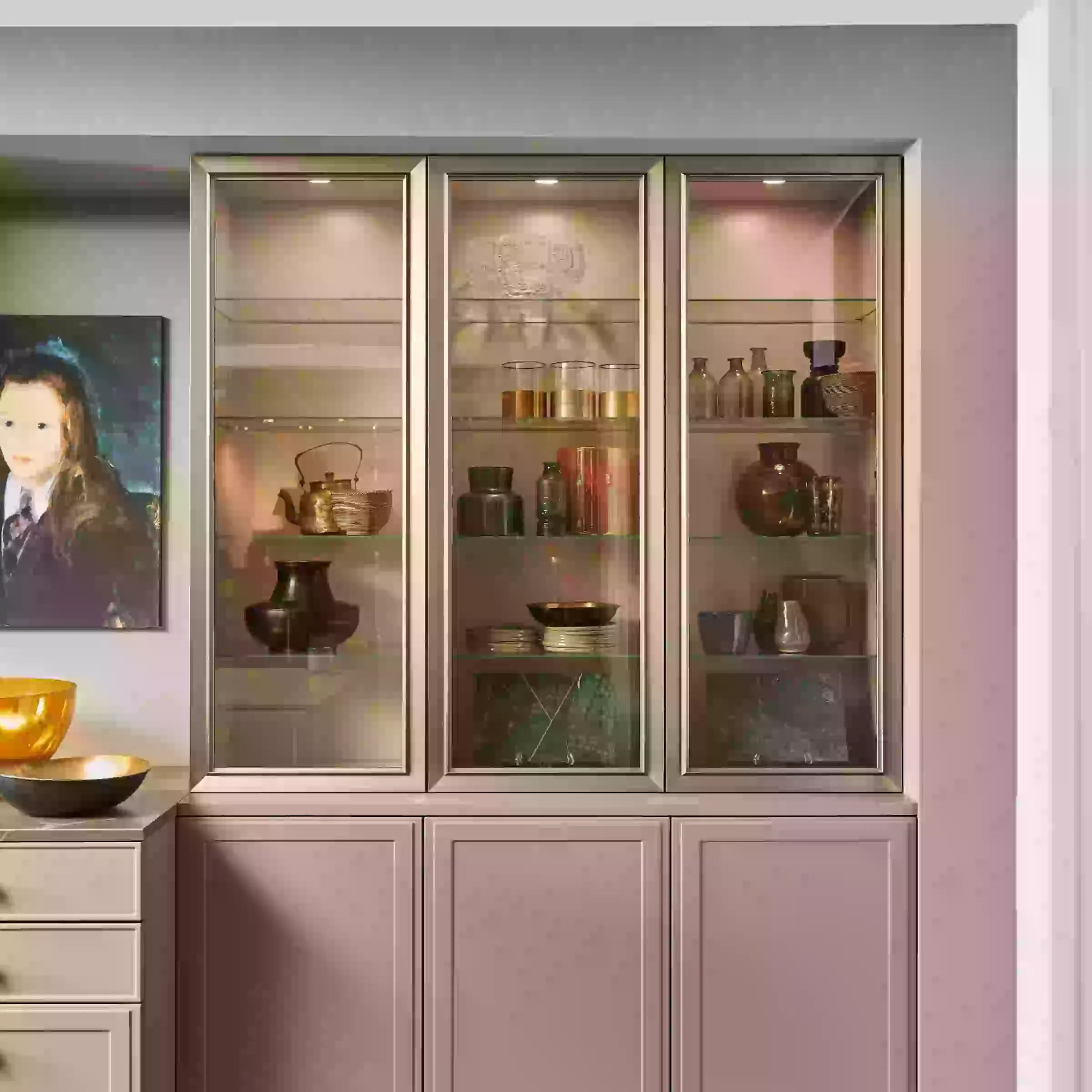 Un élégant buffet avec vitrine en verre, décoré de vaisselle et d'art, par Nolte Living.