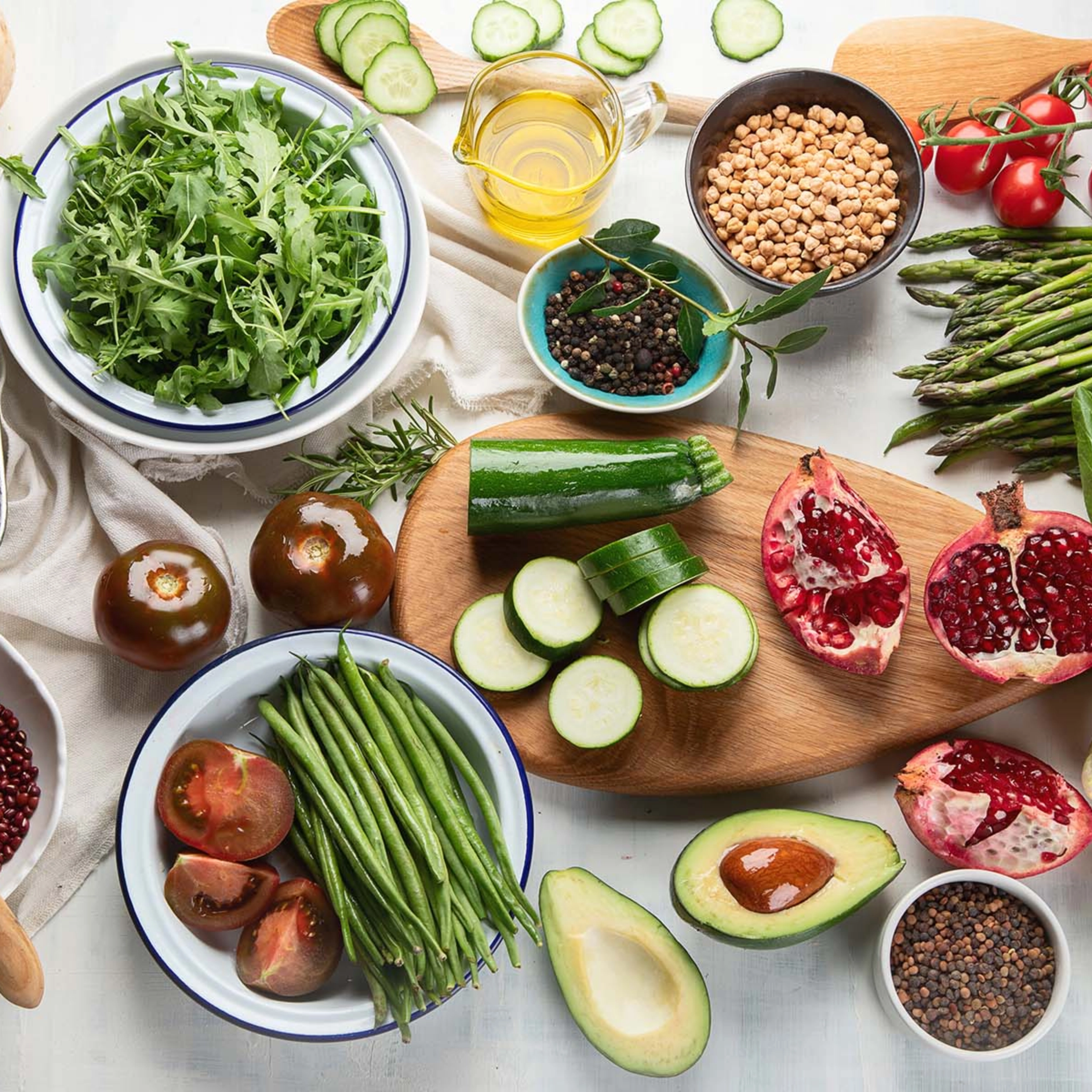 Différents légumes frais et ingrédients disposés sur une table.