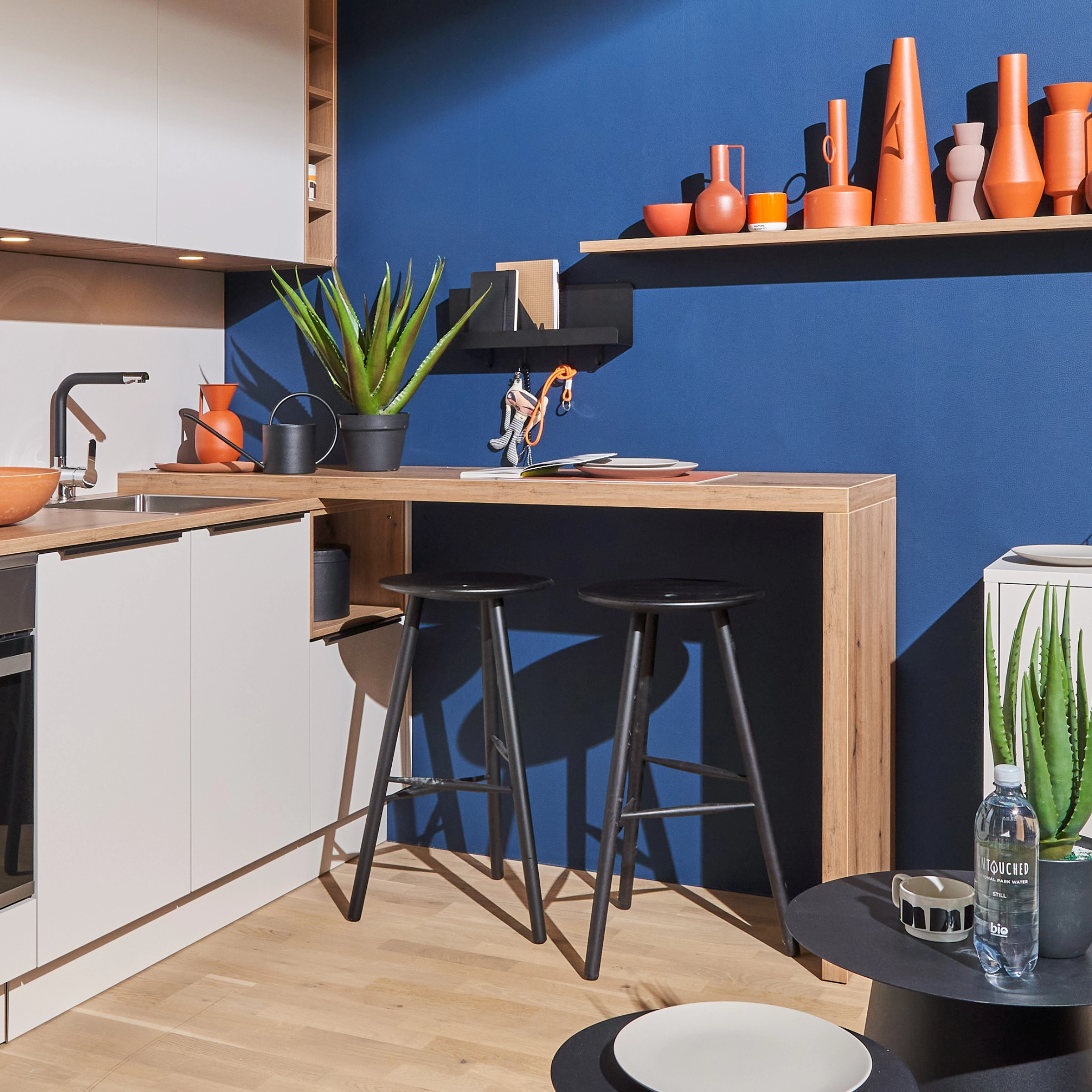 Eine moderne Küche mit blauen Wänden und stilvollen Dekorationen, Nolte Küchen.