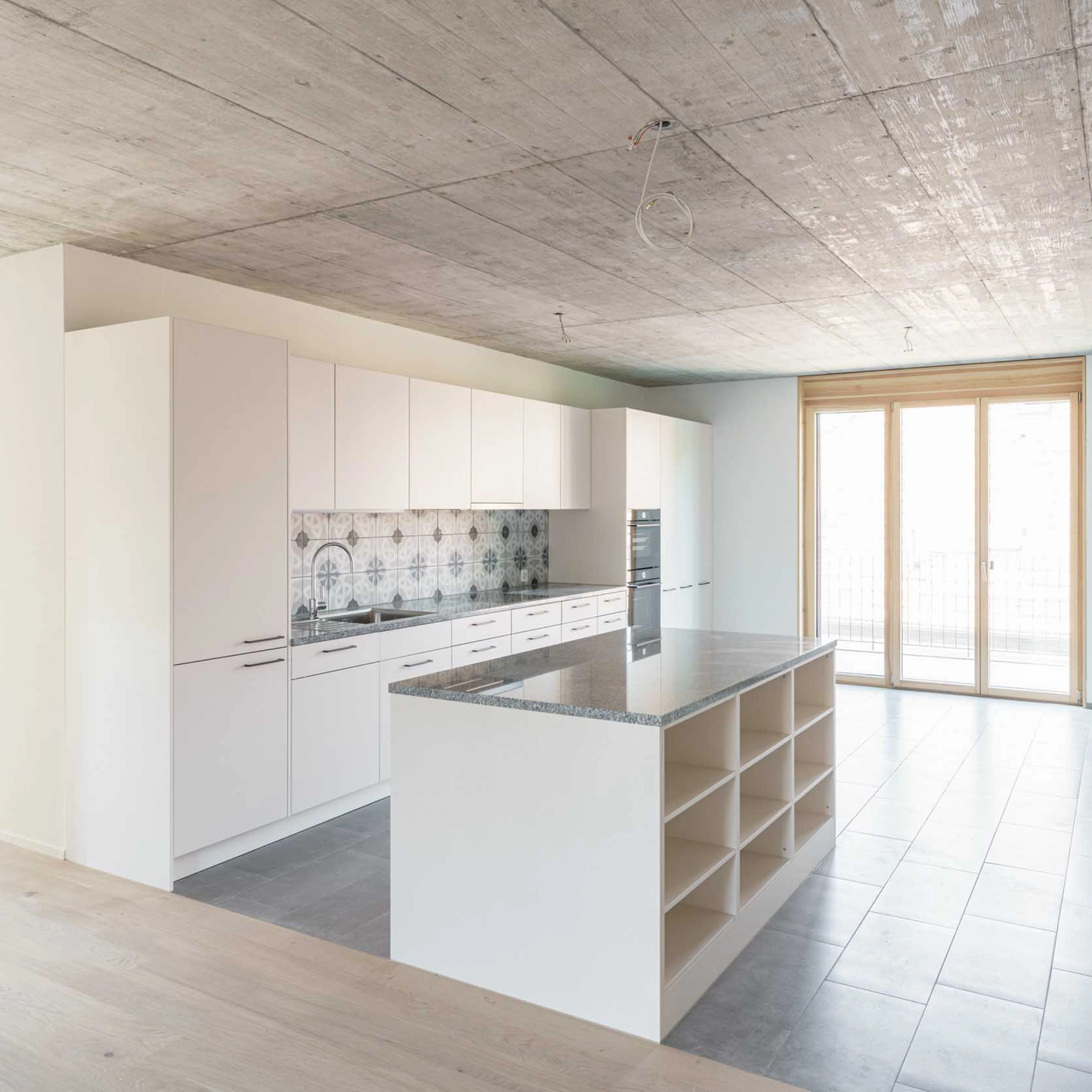 Eine moderne Küche mit Kochinsel und großen Fenstern, Nolte Küchen.