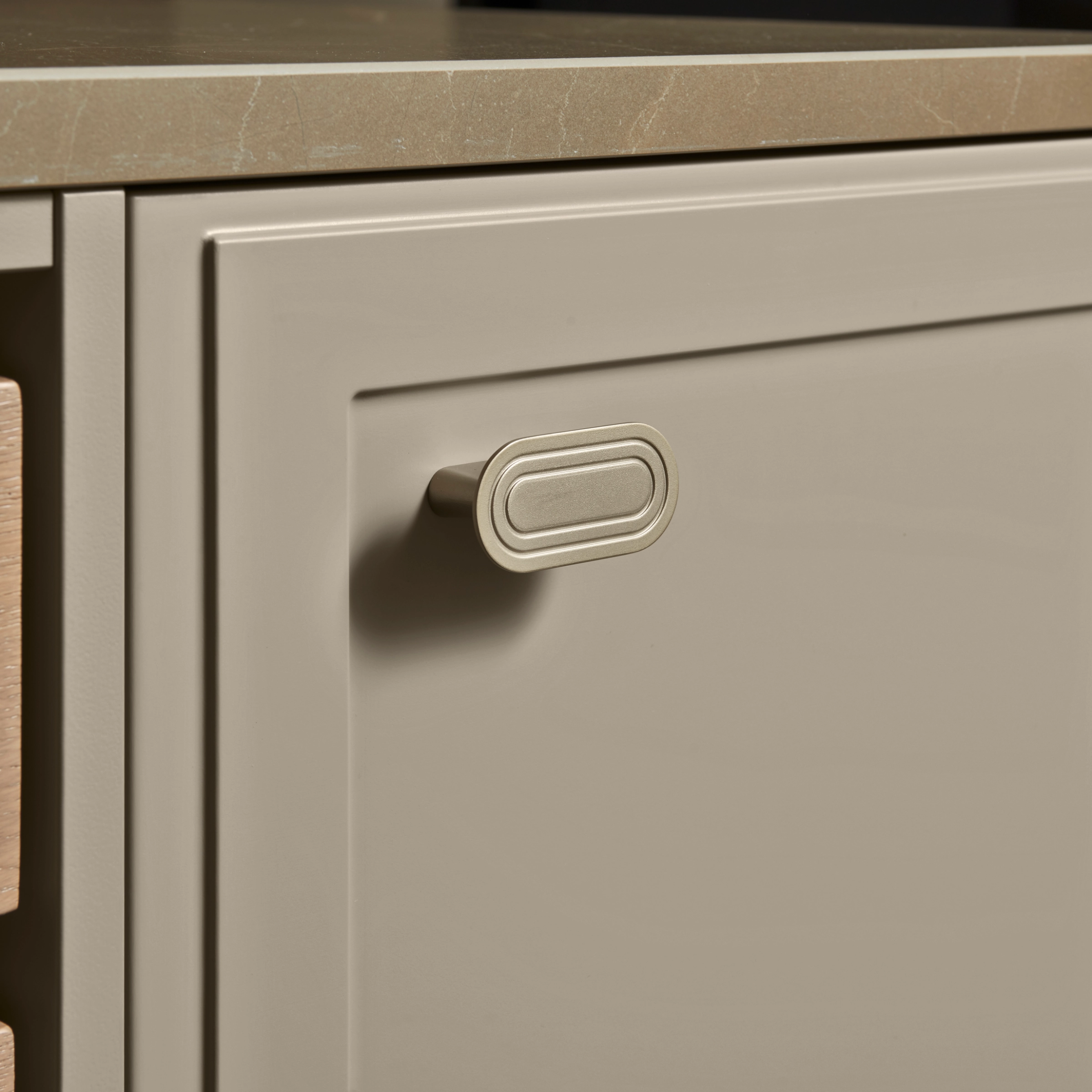 Gros plan d'une porte d'armoire de cuisine avec poignée, partie de Nolte Kitchen.