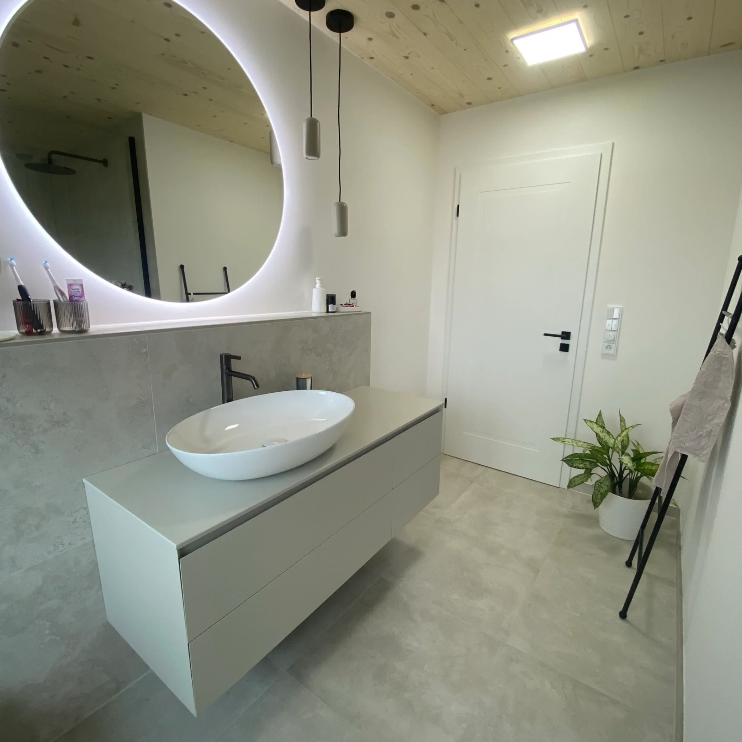 Nowoczesna łazienka z podświetlanym lustrem i umywalką. Nolte SPA.