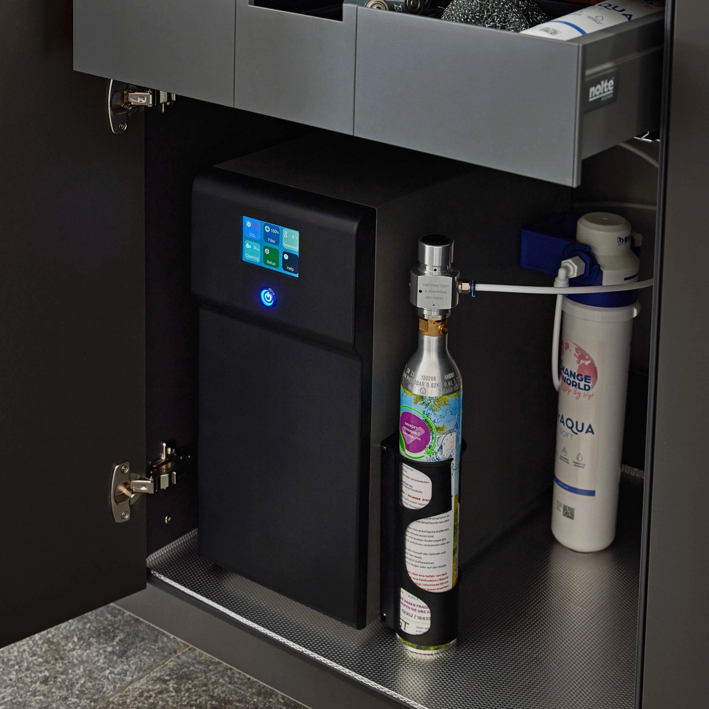 Ein geöffneter Küchenschrank mit Wassersprudler und Zubehör, Nolte Küchen.