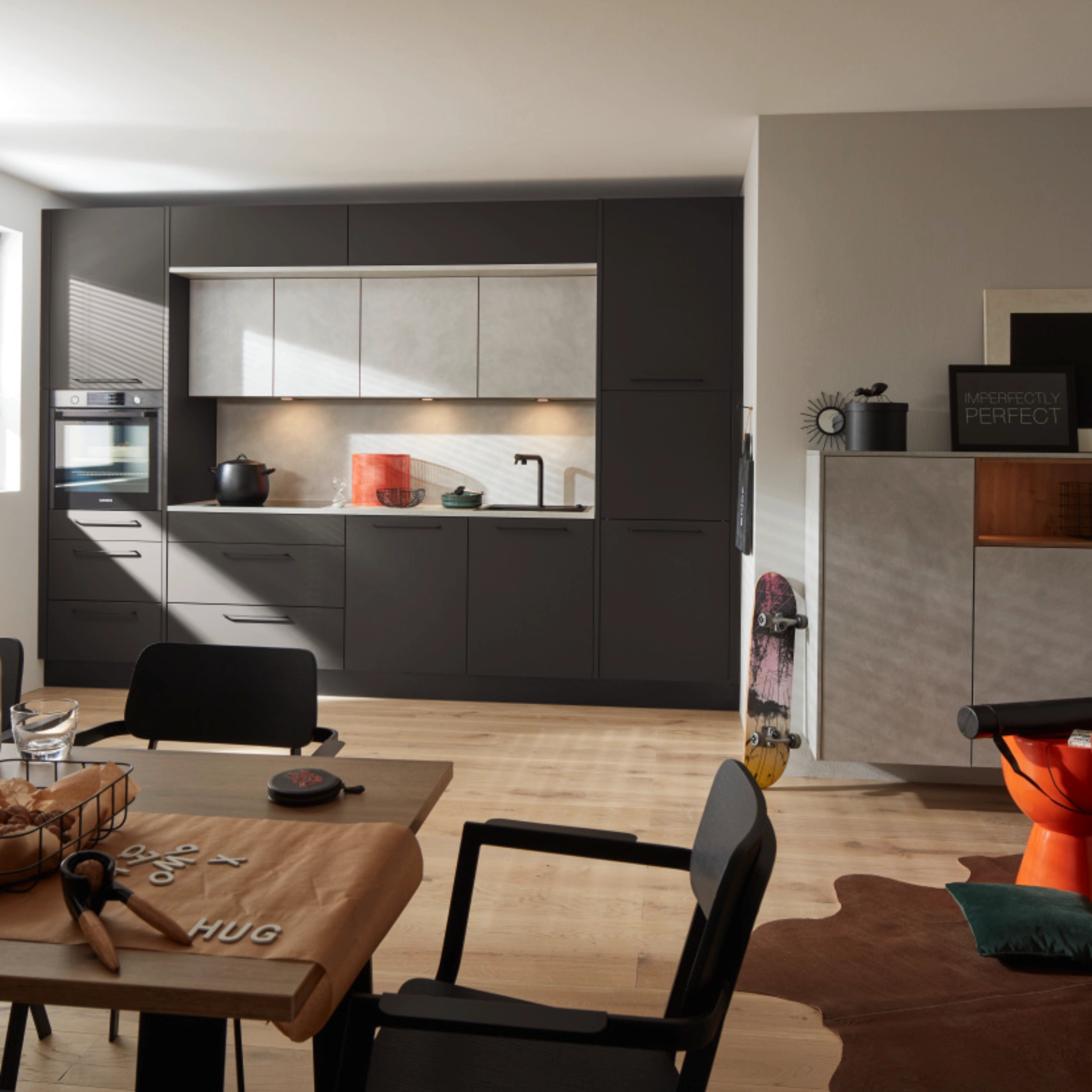 Cucina moderna con mobili scuri e legno chiaro, design di Nolte Kitchen.