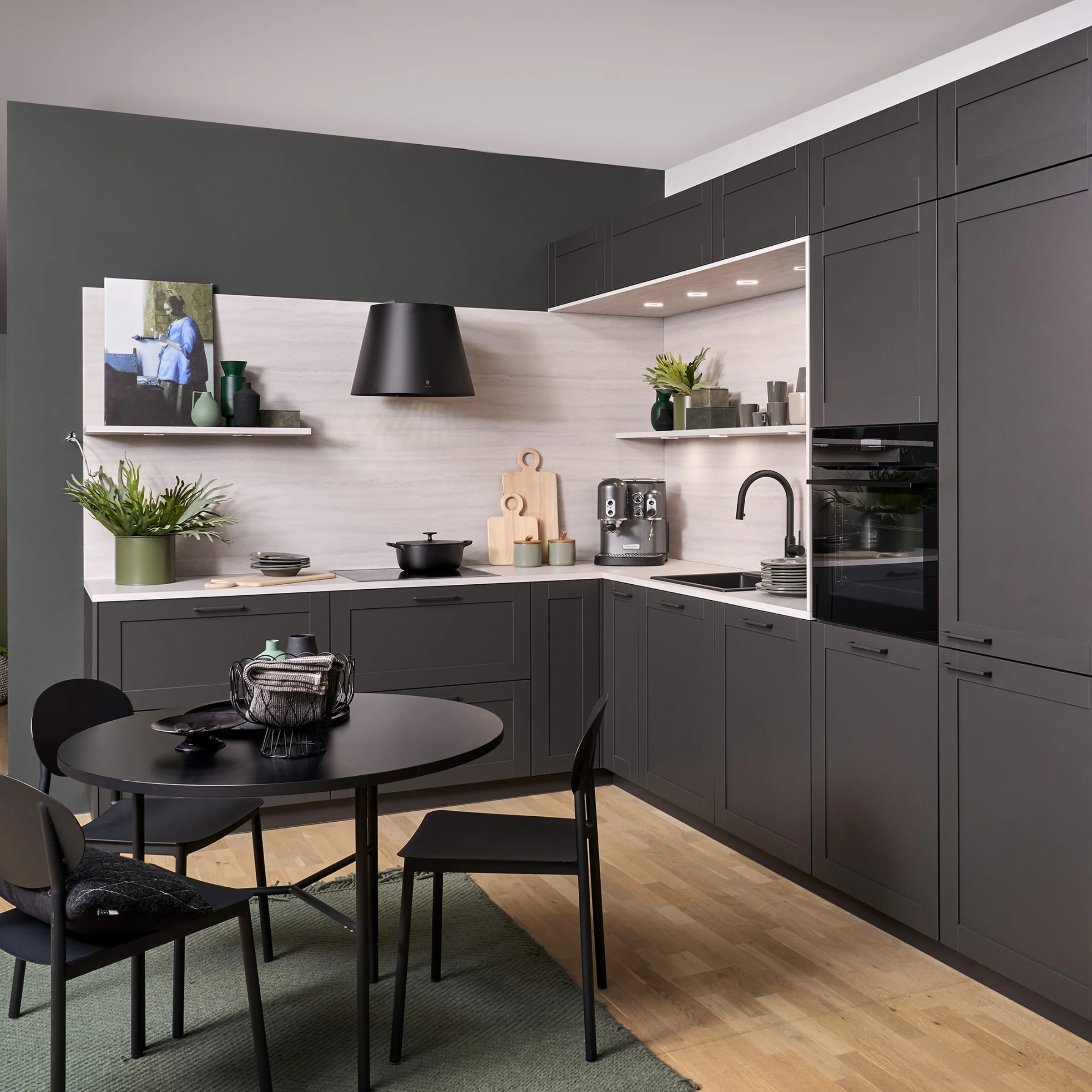 Basic_03_CHESTER_39G_Graphit_01_AP-Travertin-Sahara_Mattlack-Griff-Graphit