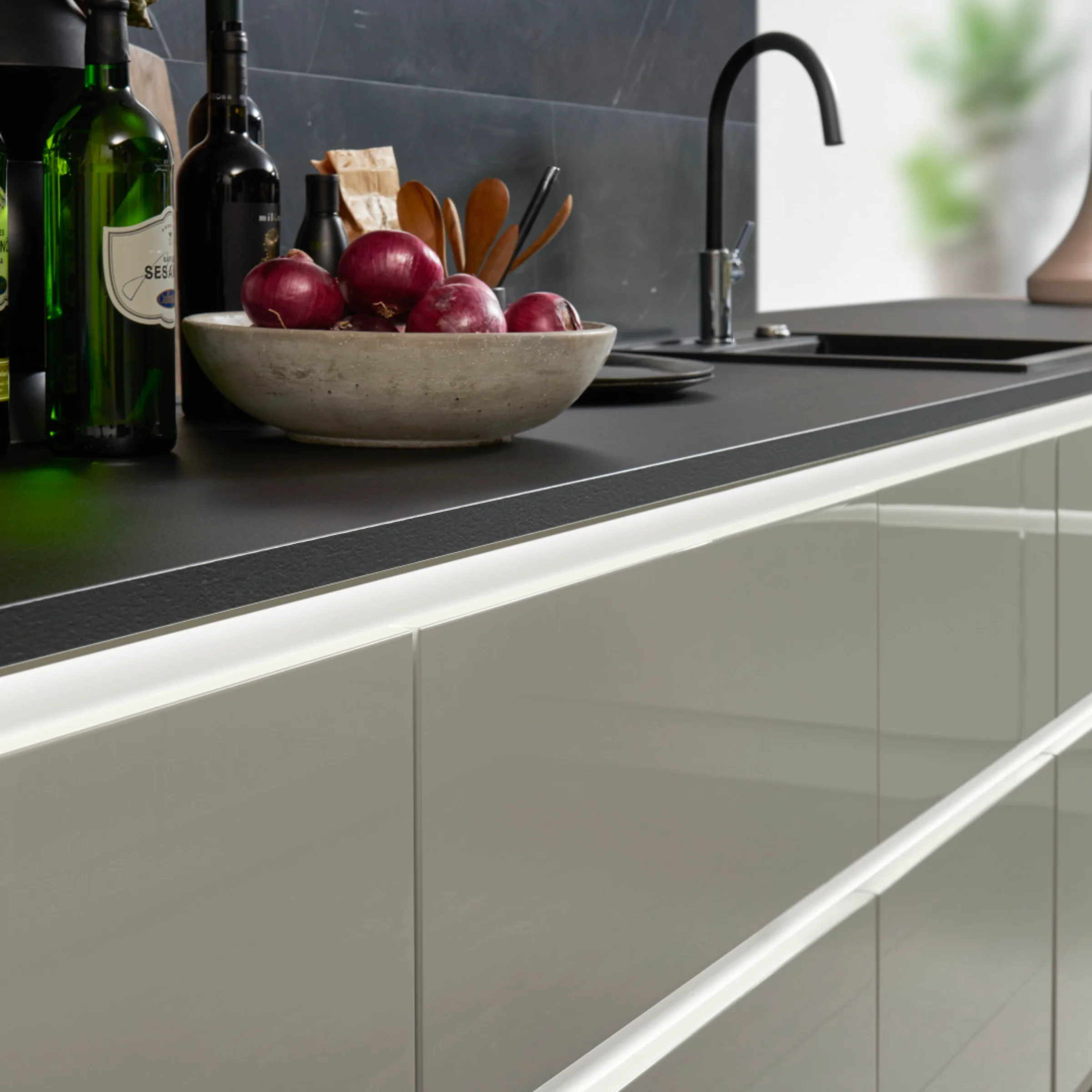 Isla de cocina Nolte: NOVA LACK gris platino se encuentra con diseño, image size:2400x2400