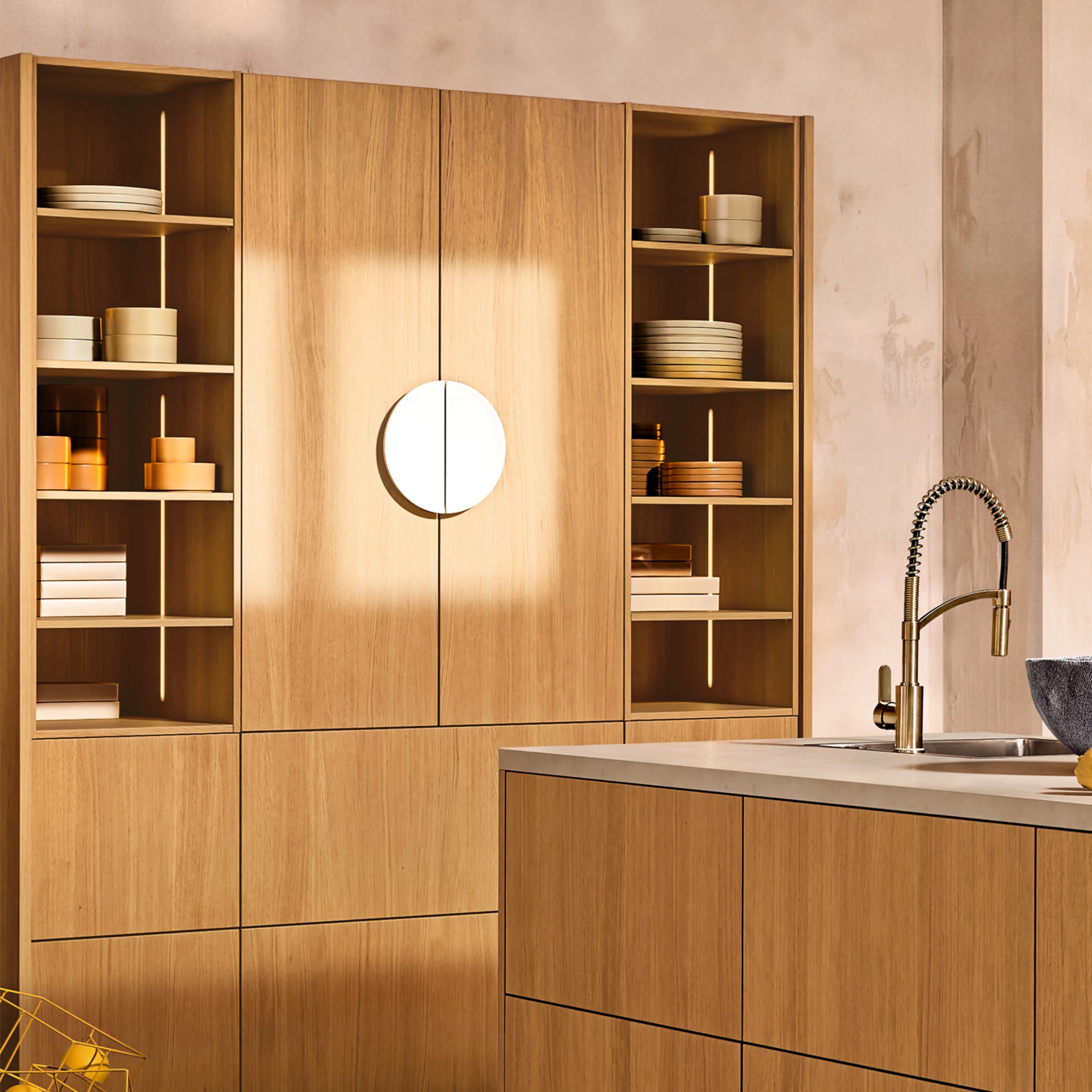Cocina moderna de madera con diseño elegante y estantes. Nolte Küchen.