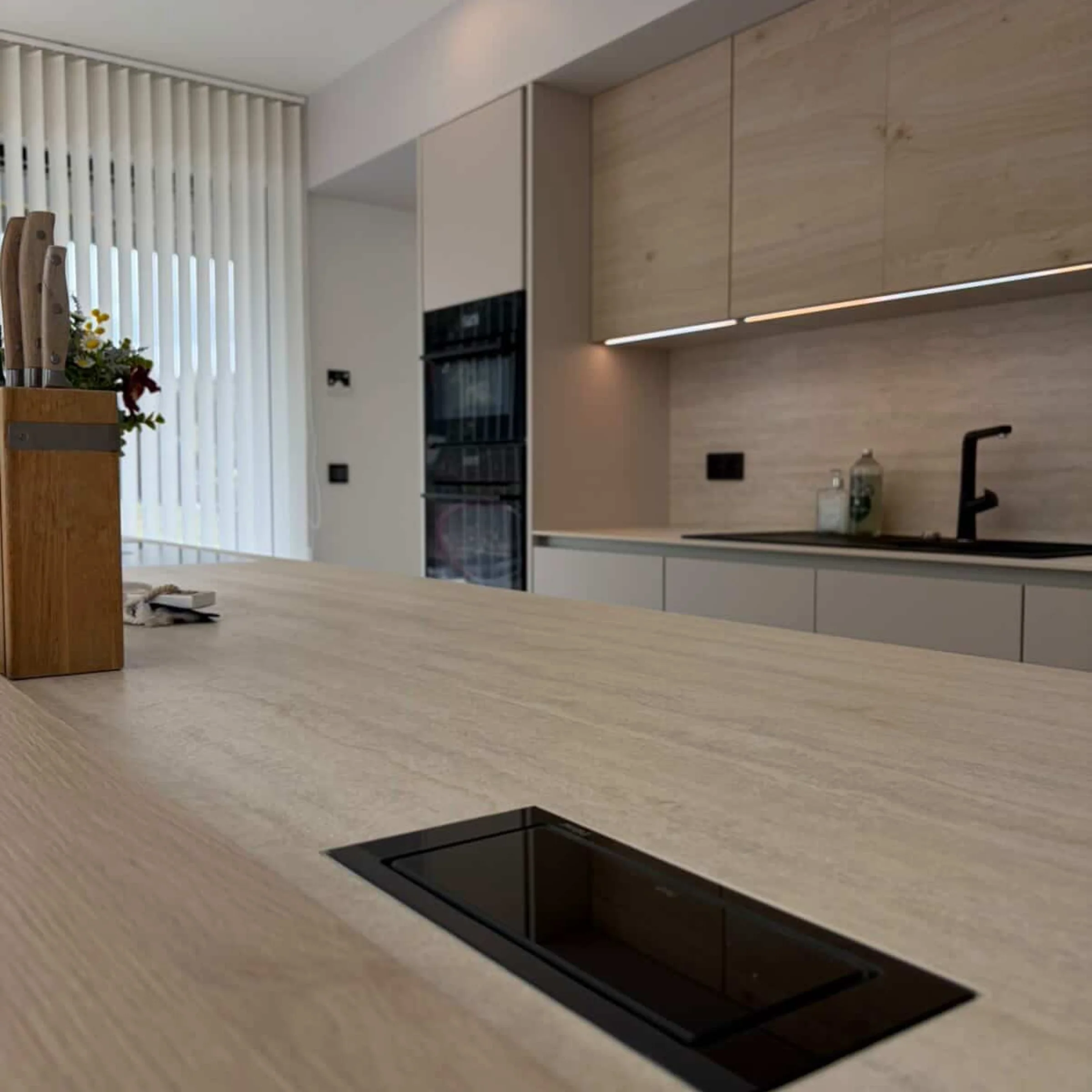 Een moderne keuken met houten oppervlakken, Nolte Keukens.