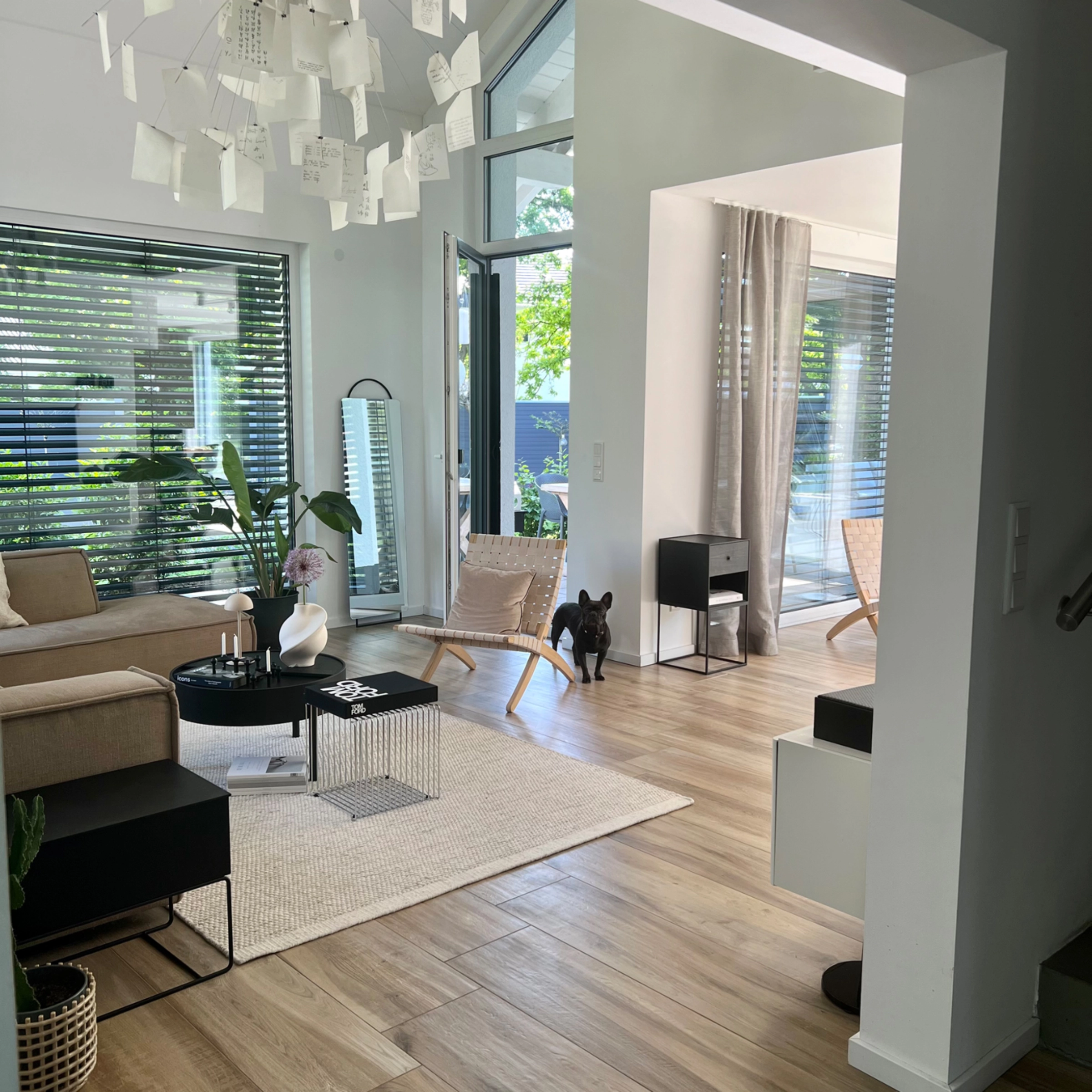 Ein modernes Wohnzimmer mit Holzboden und stilvollen Möbeln. Nolte Living.