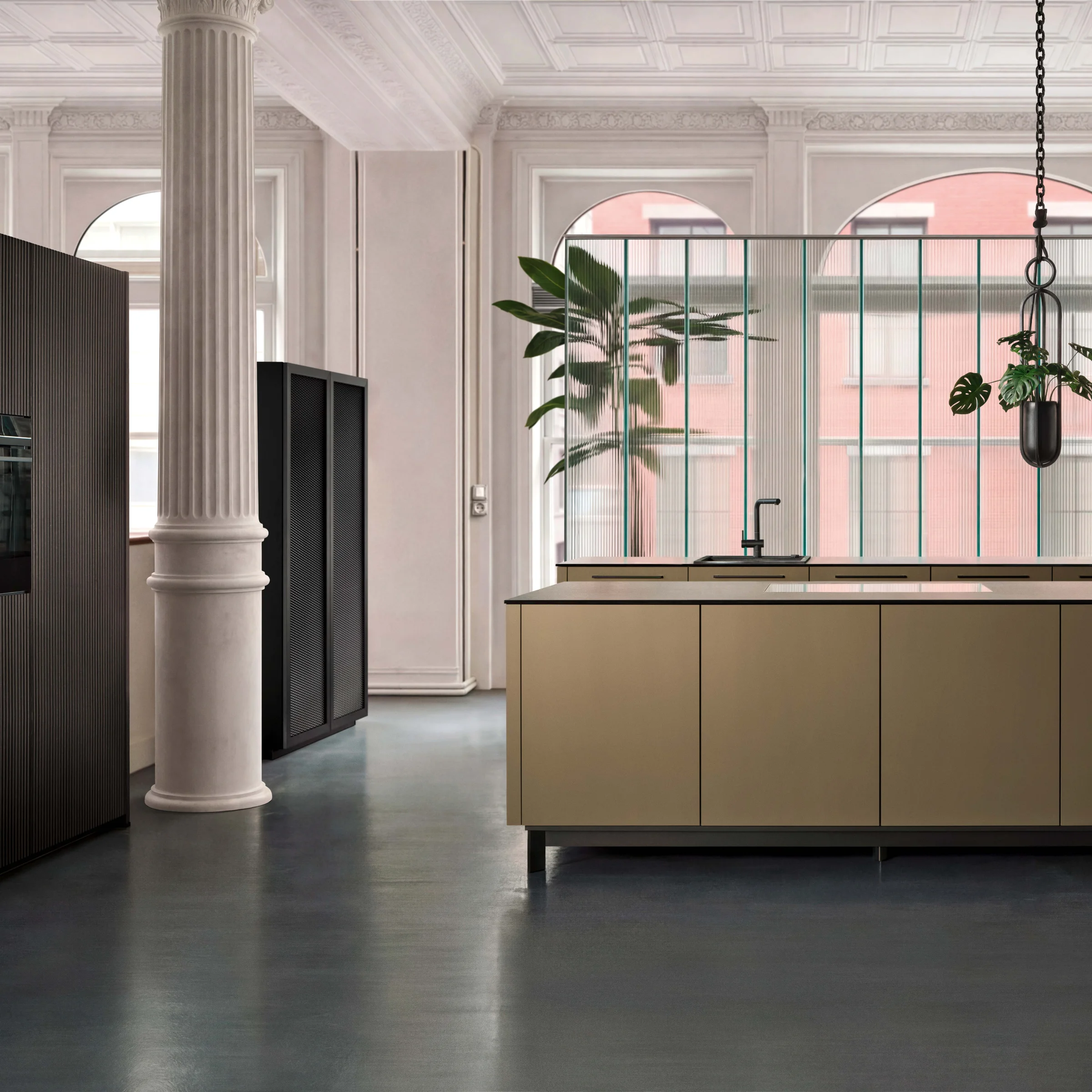 In der modernen Küche mit großen Fenstern und Insel kommt das Design von Nolte Küchen zur Geltung.