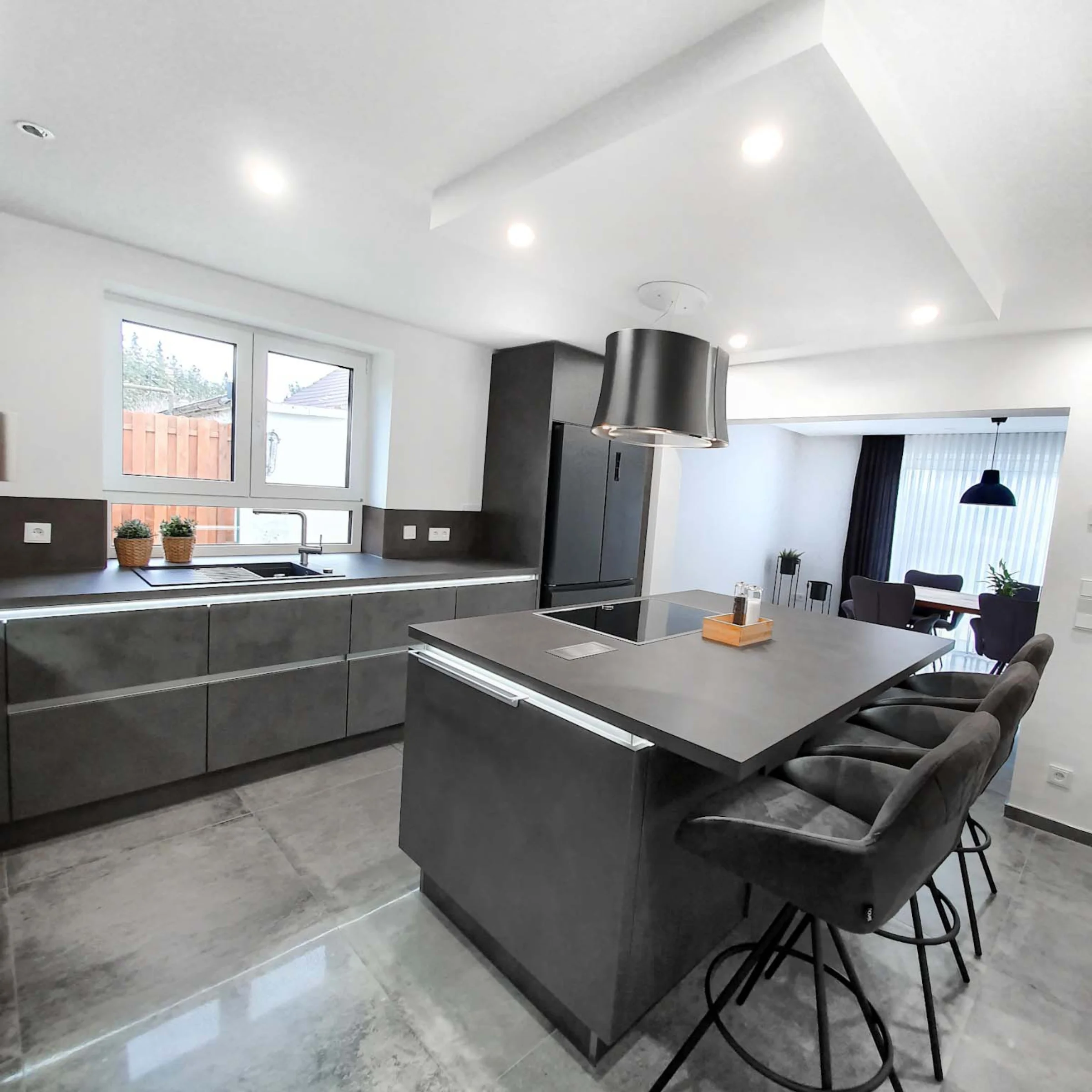 Eine cocina de hormigón erstrahlt im Licht, image size:2400x2400