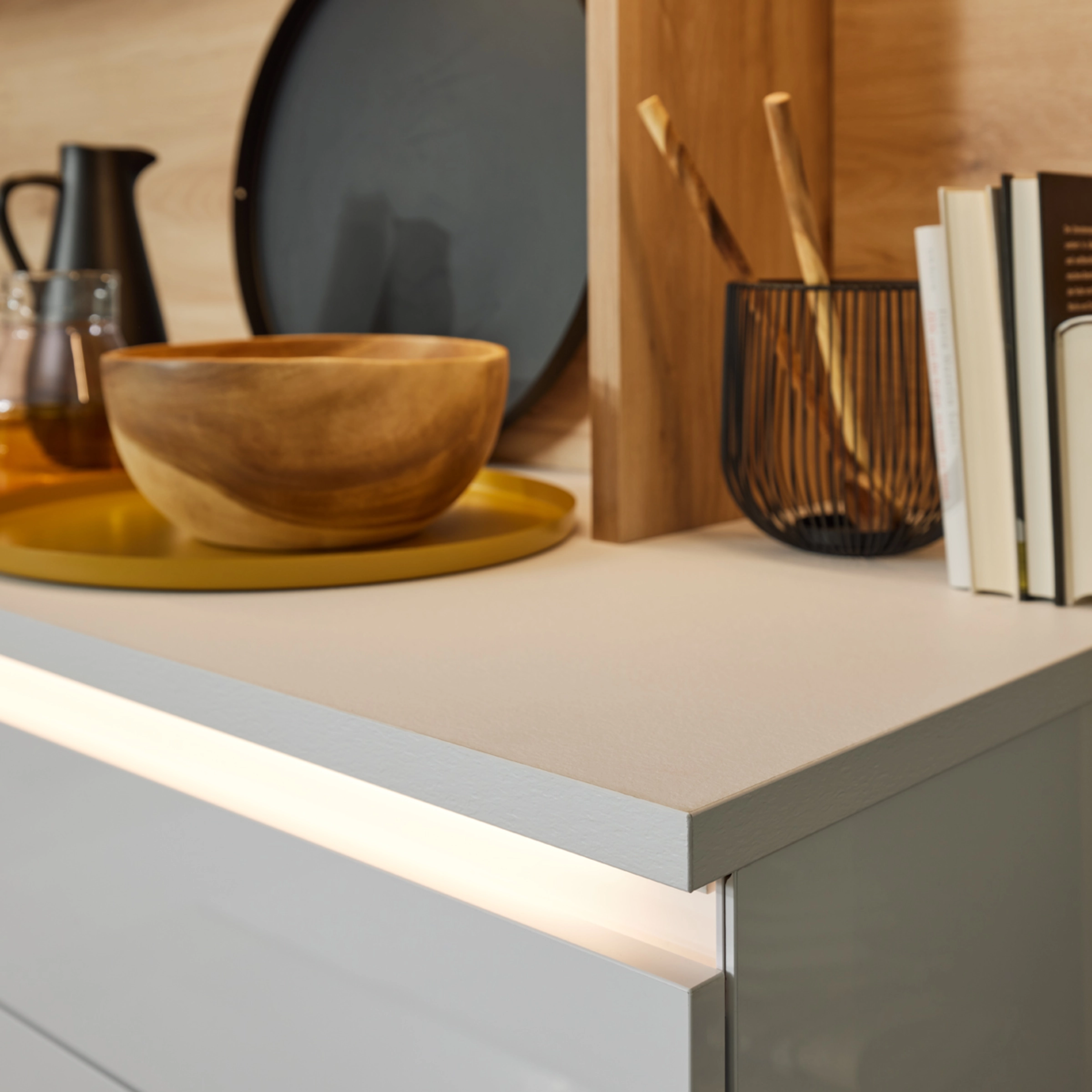 Eine moderne Küchenarbeitsplatte mit Dekoration in einem stilvollen Design von Nolte Küchen.