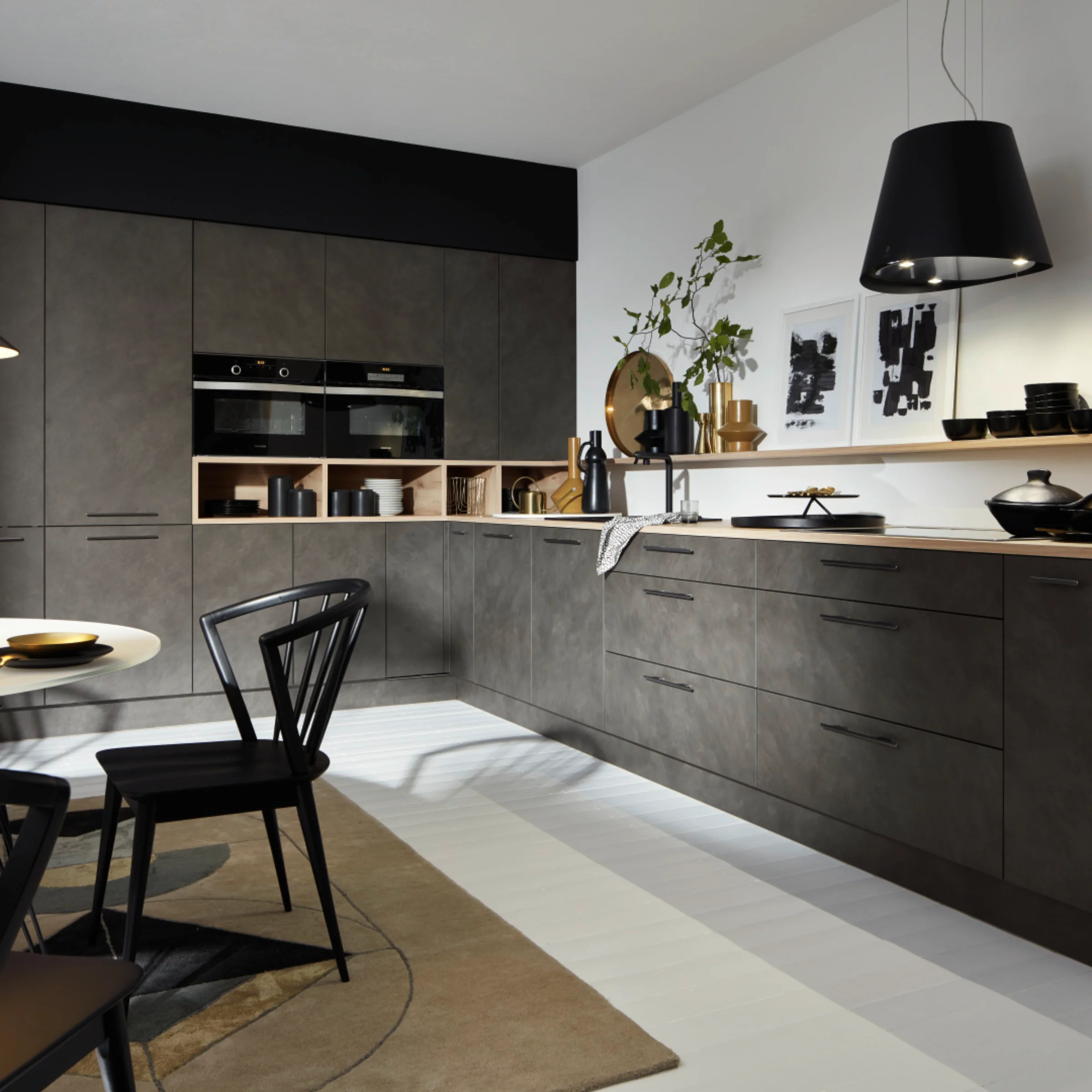 Eine moderne Küche mit dunklen Schränken und stilvoller Beleuchtung, gestaltet von Nolte Küchen.