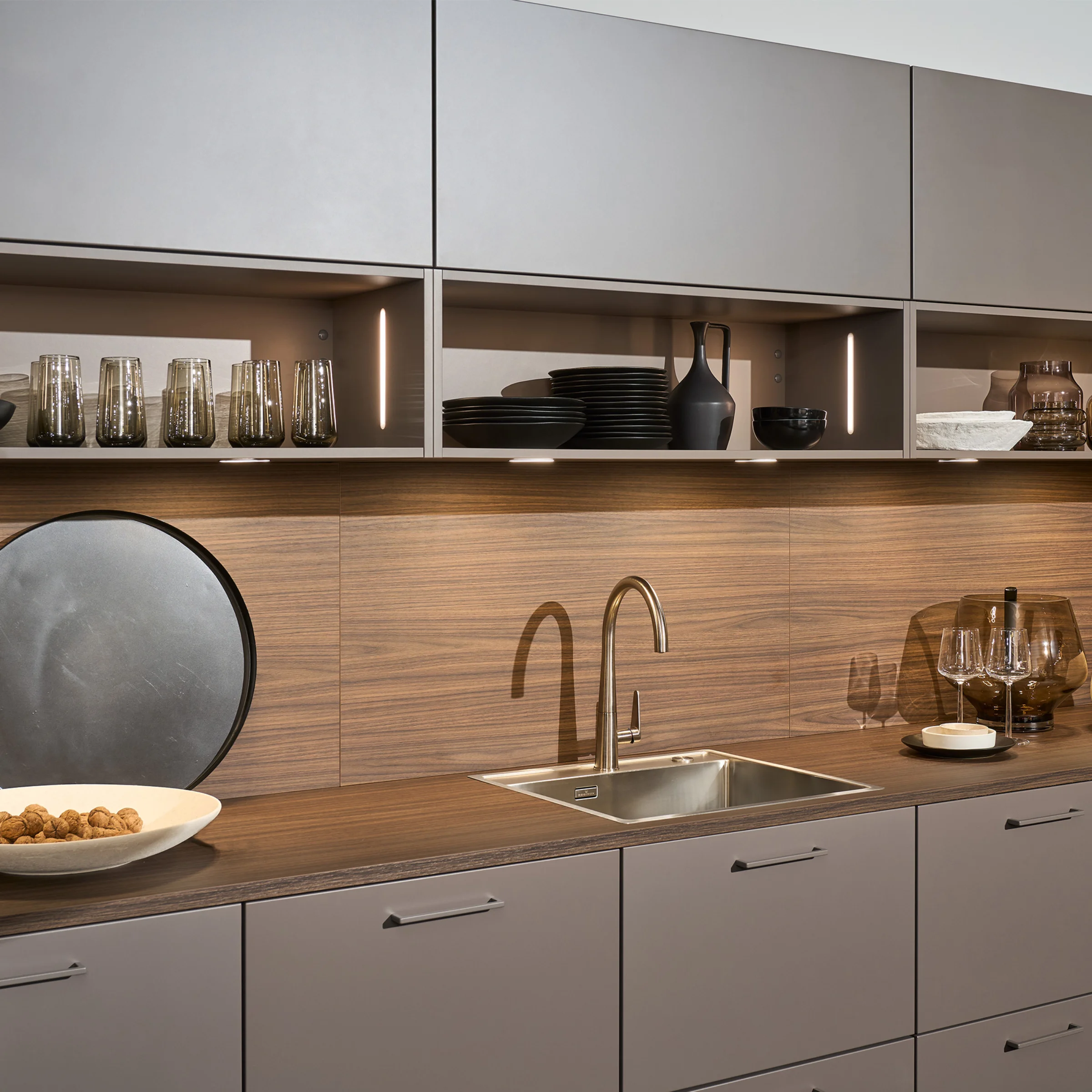 Cube_01_MANHATTAN_48W_Walnuss_Havanna_SOFT_LACK_769_Magma_softmatt_03