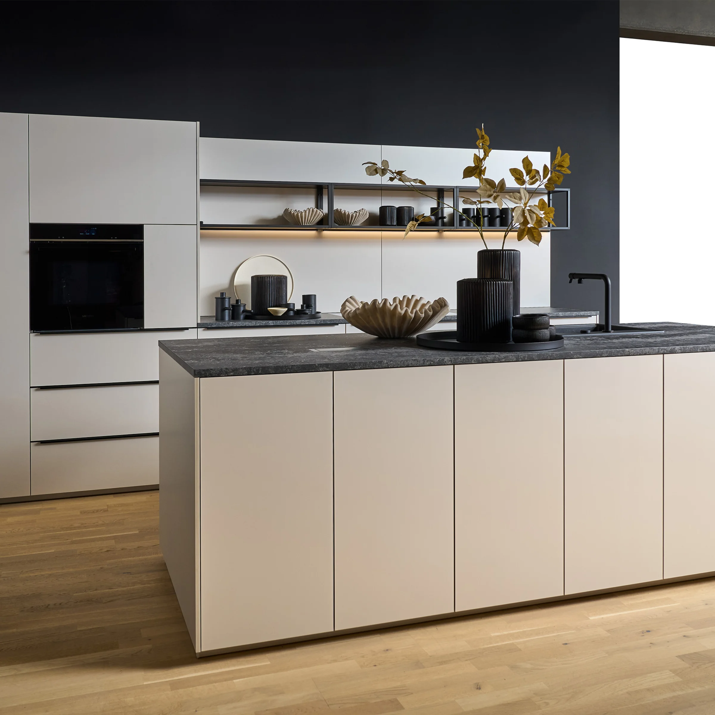 Studio_01_PEARL_296_Sand_metallic_01_Dark-Iberico_Griffleiste-561