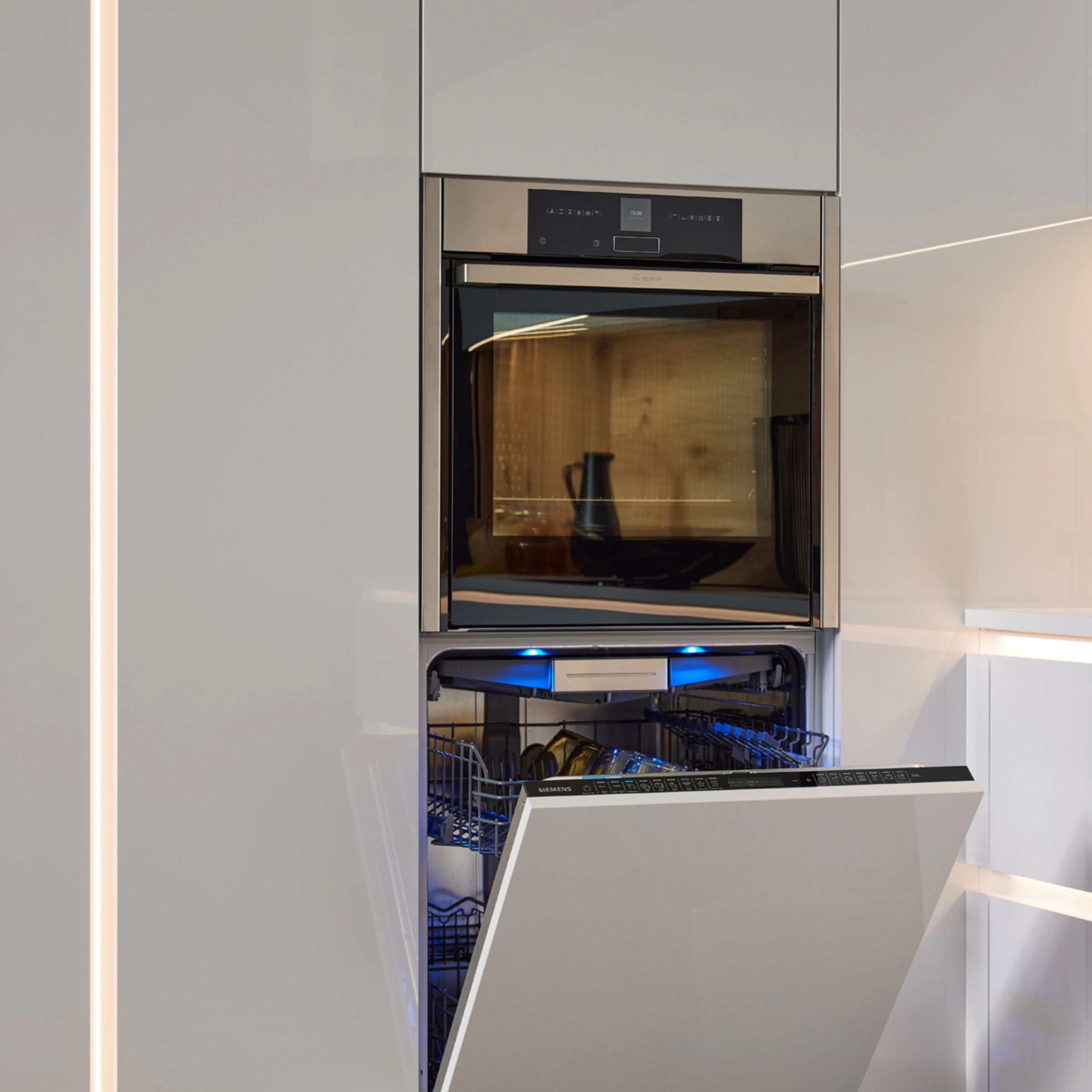 Une cuisine moderne avec lave-vaisselle ouvert, design élégant de Nolte Kitchen.