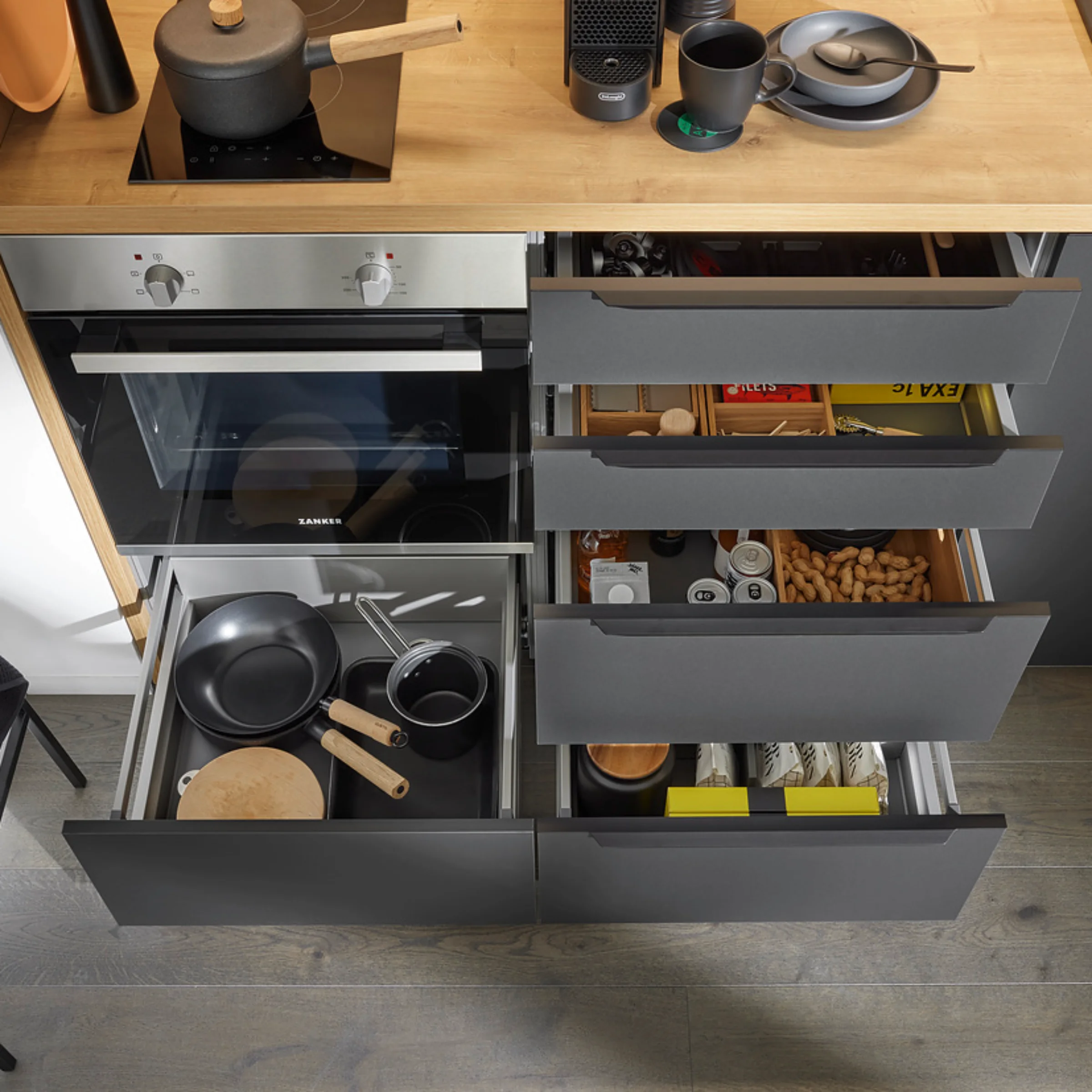 Een moderne keuken met open lades en kookgerei, Nolte Küchen.