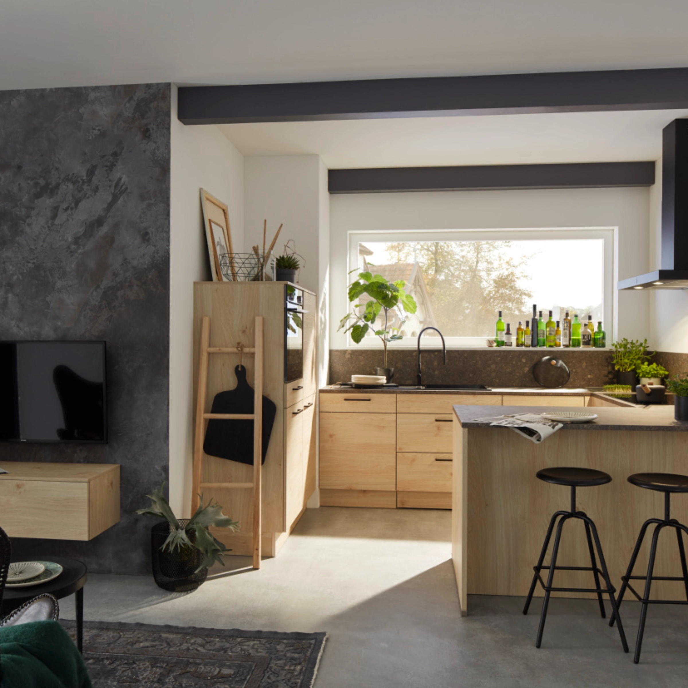 Eine moderne Küche mit Holzdetails und Barhockern, die gemütlich beleuchtet ist. Nolte Küchen.