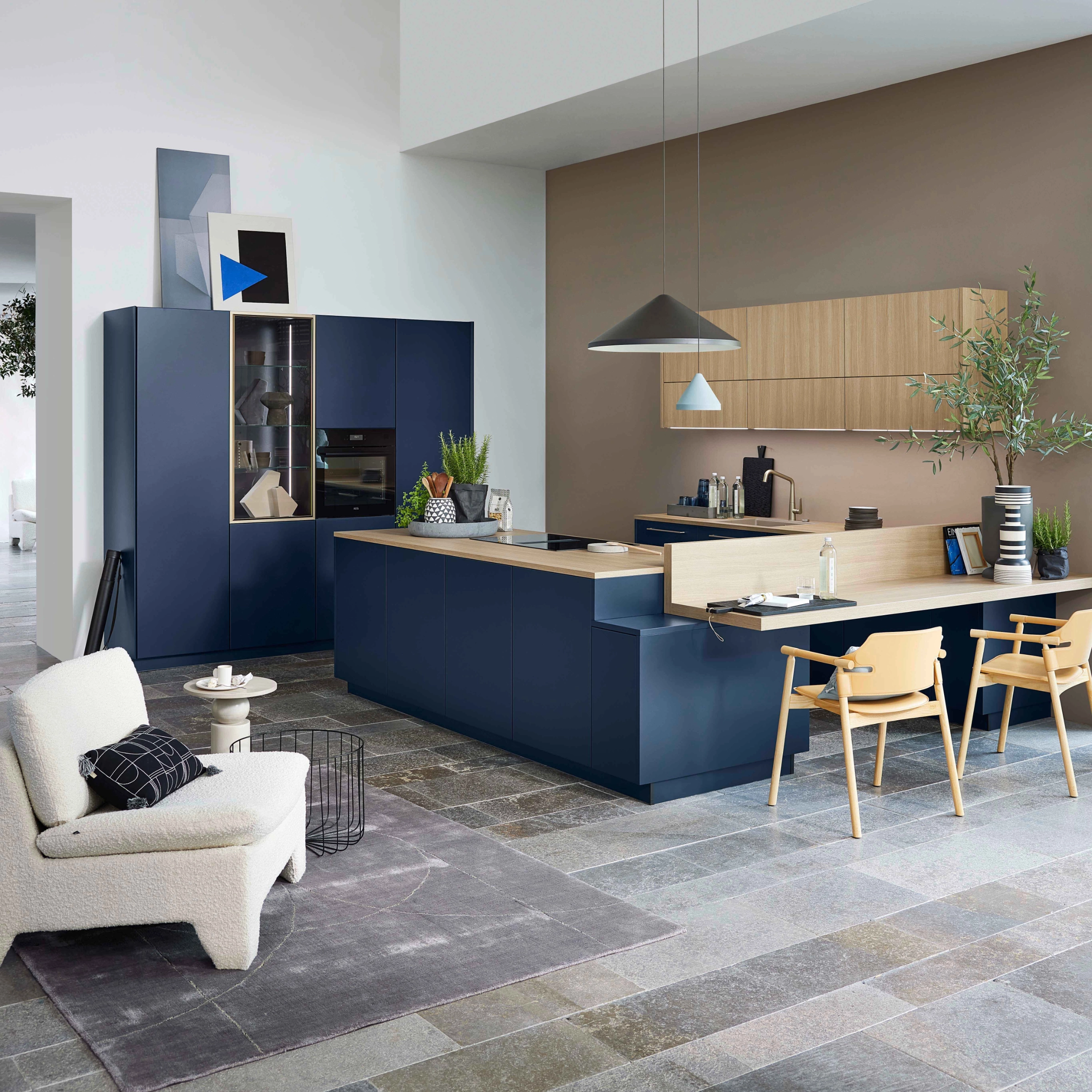 Eine moderne Küche mit blauen Schränken und Holzelementen von Nolte Küchen.