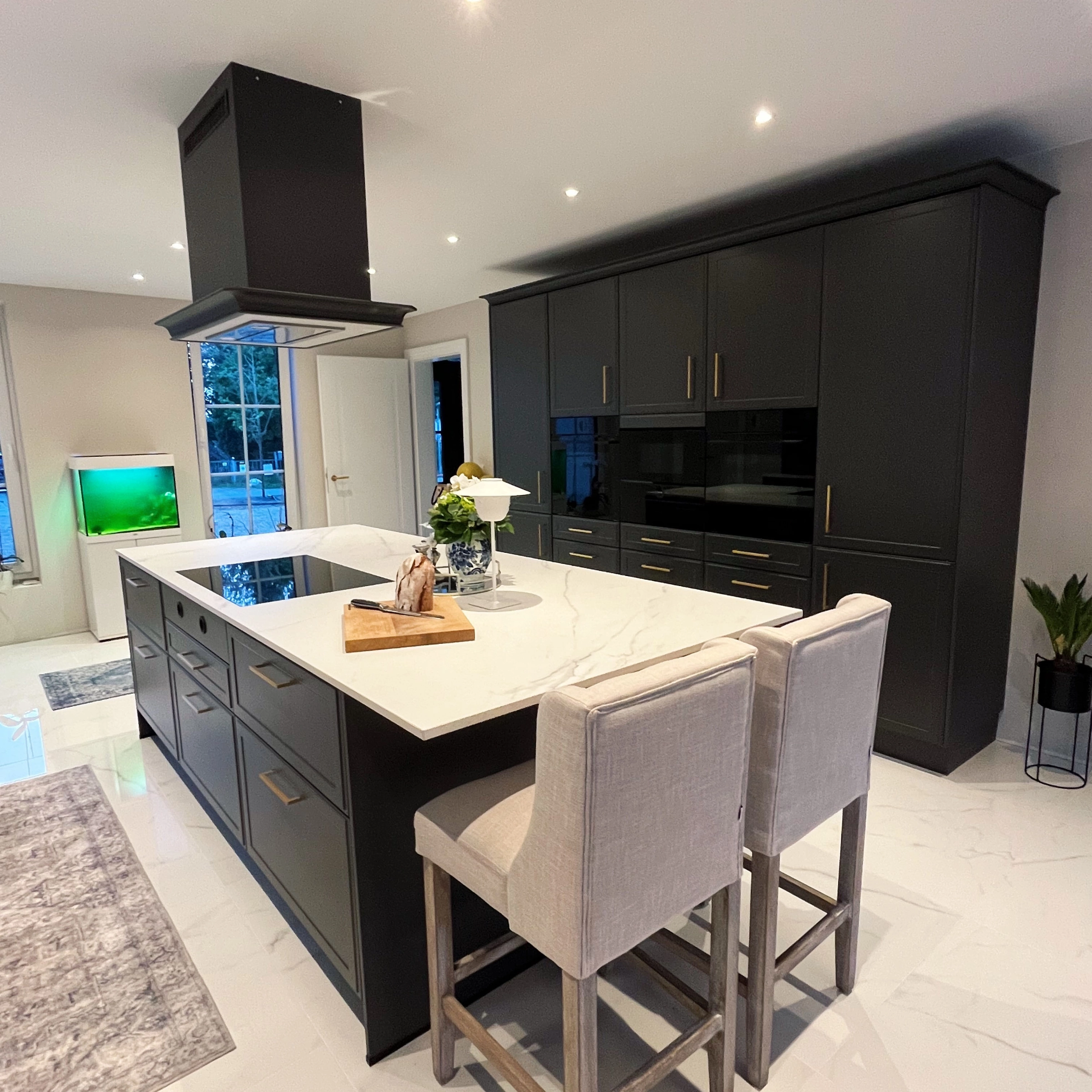 Cuisine moderne avec îlot et sièges, conçue par Nolte Kitchen.