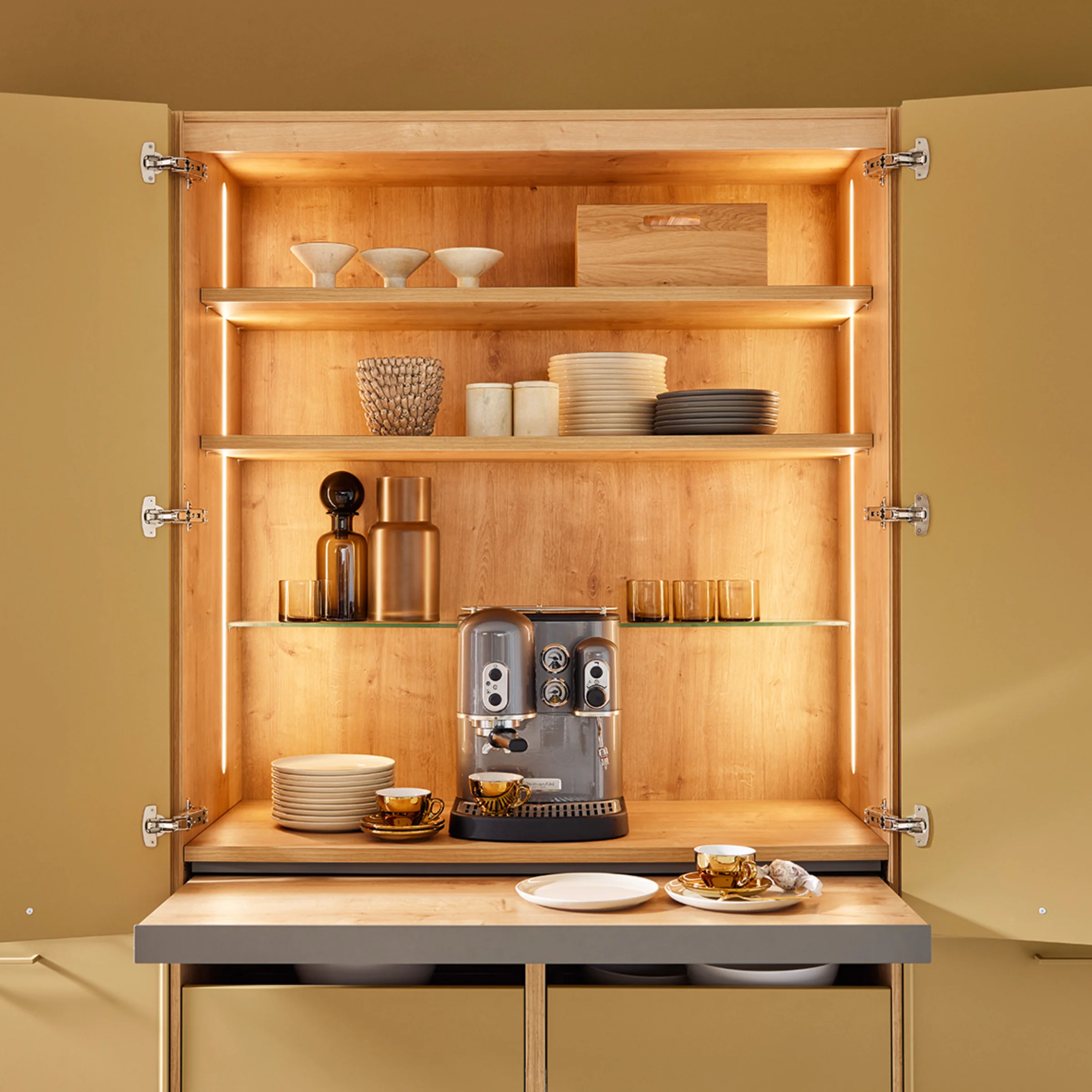 Ein offener Küchenschrank mit Geschirr und Kaffeemaschine. Nolte Küchen.