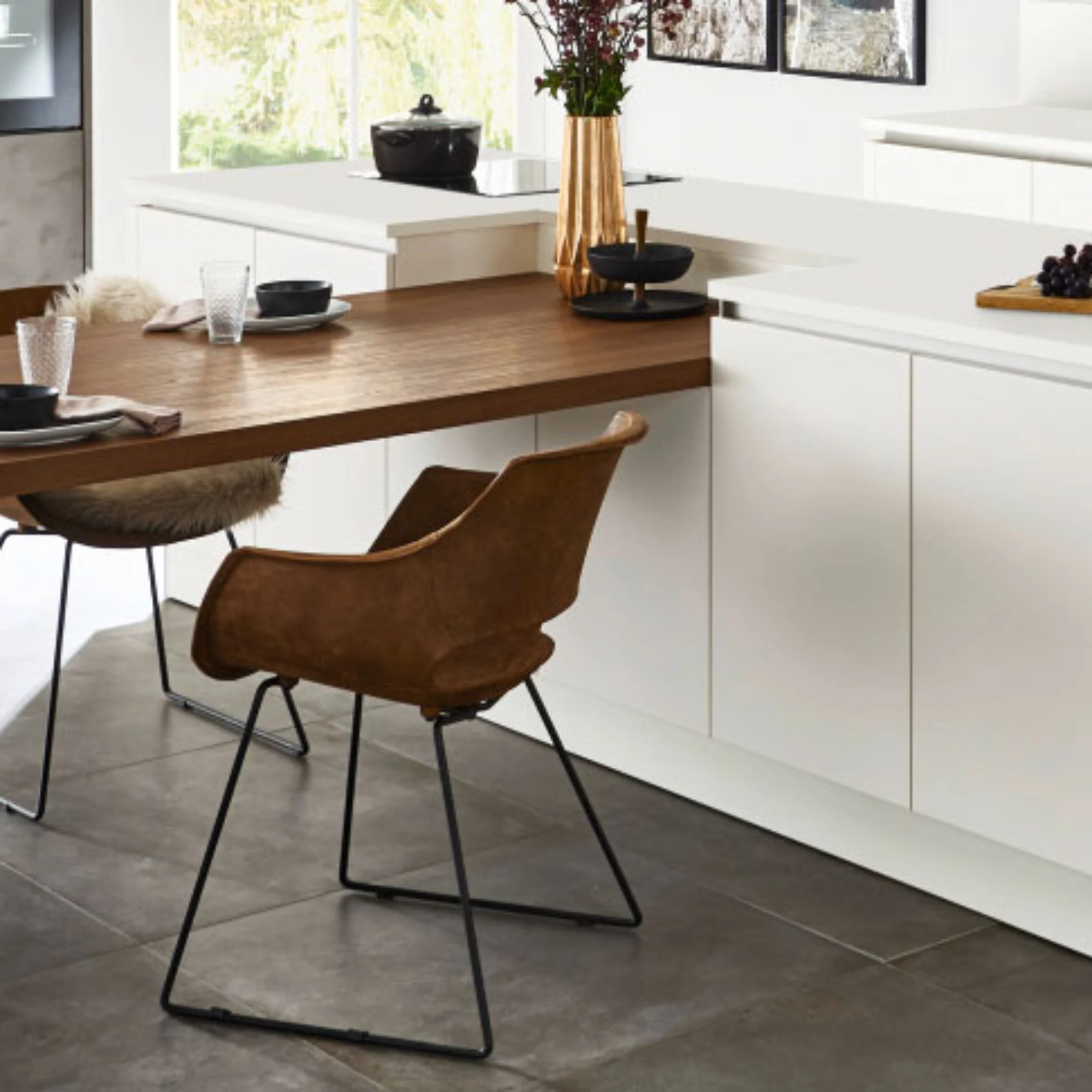 Grifflose Kücheninsel mit Sitzgelegenheit – modern & gemütlich