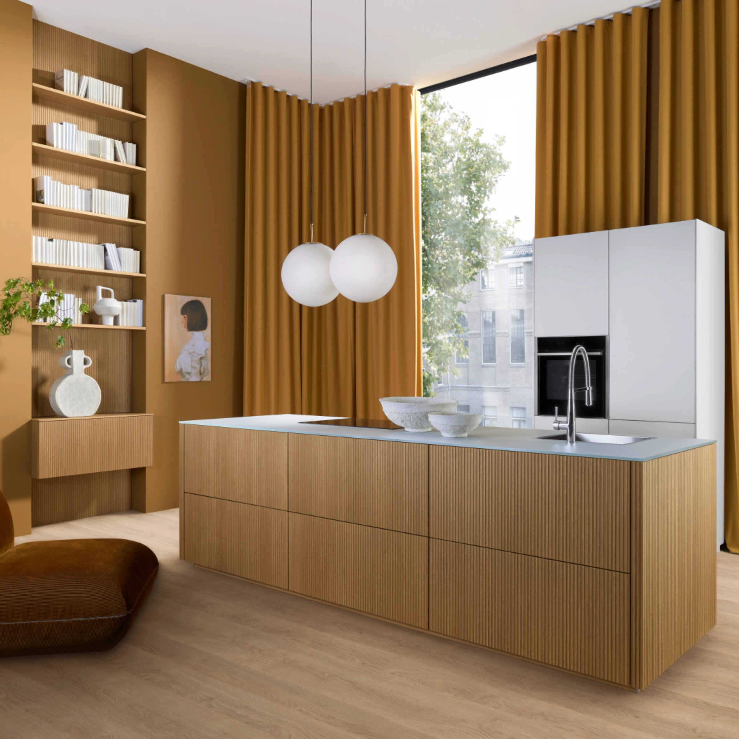 Nolte Cuisine : Cuisine contemporaine avec îlot en bois et étagères intégrées.