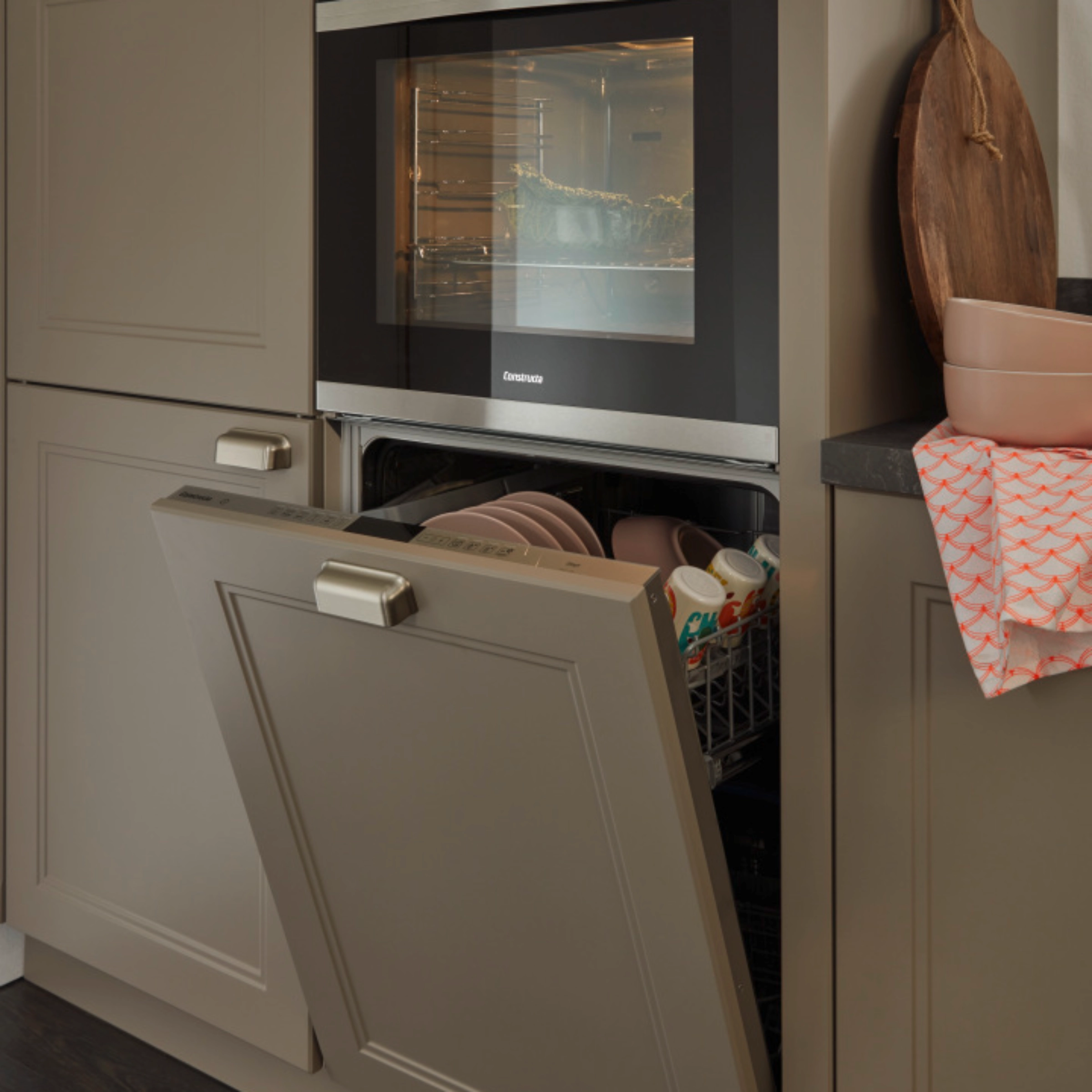 Eine moderne Küche mit offenem Geschirrspüler und Backofen, Nolte Küchen.