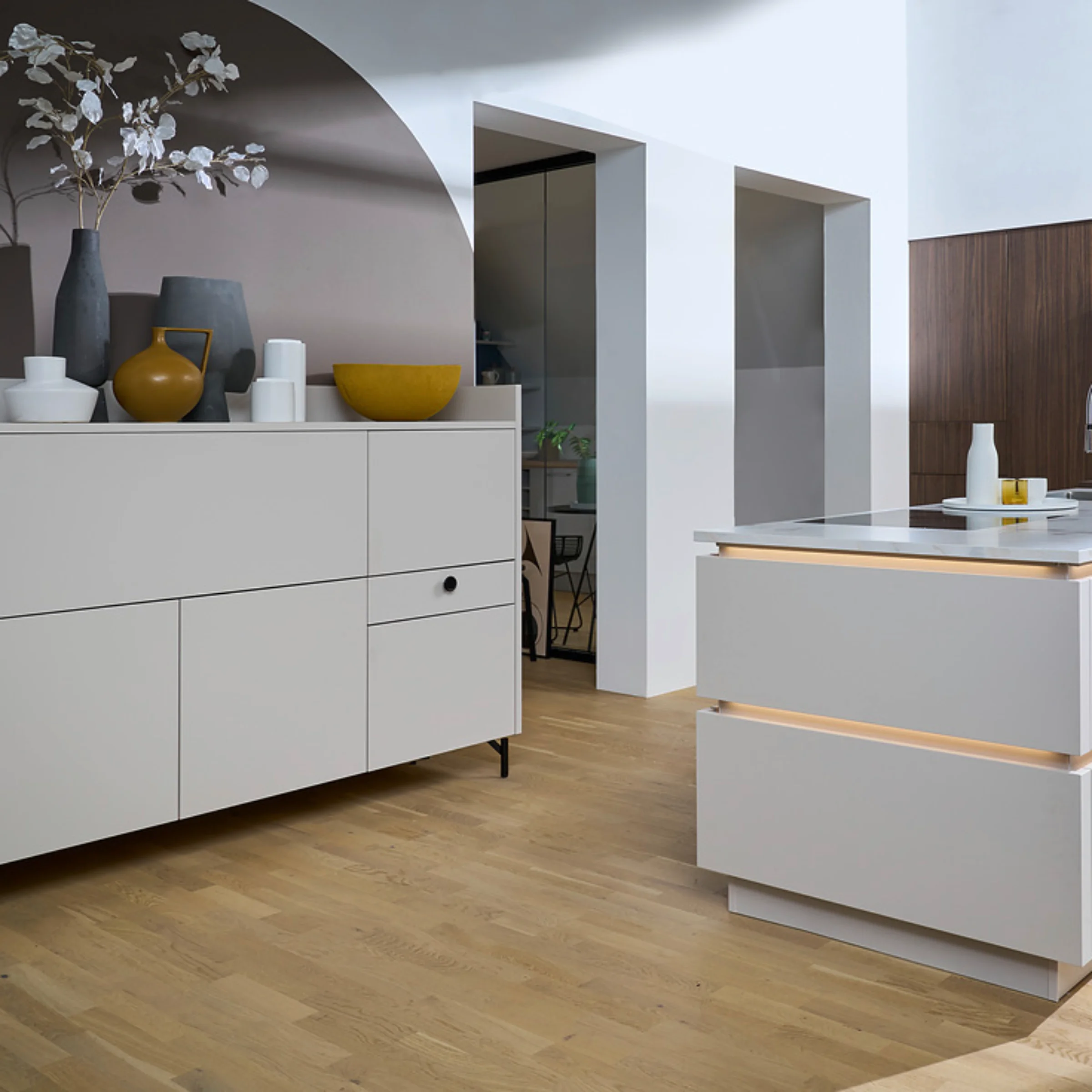 NK33423_VELLUTO_Sahara_matt_MANHATTAN_Walnuss_Havanna_AP-Marmor-Bianco-M52