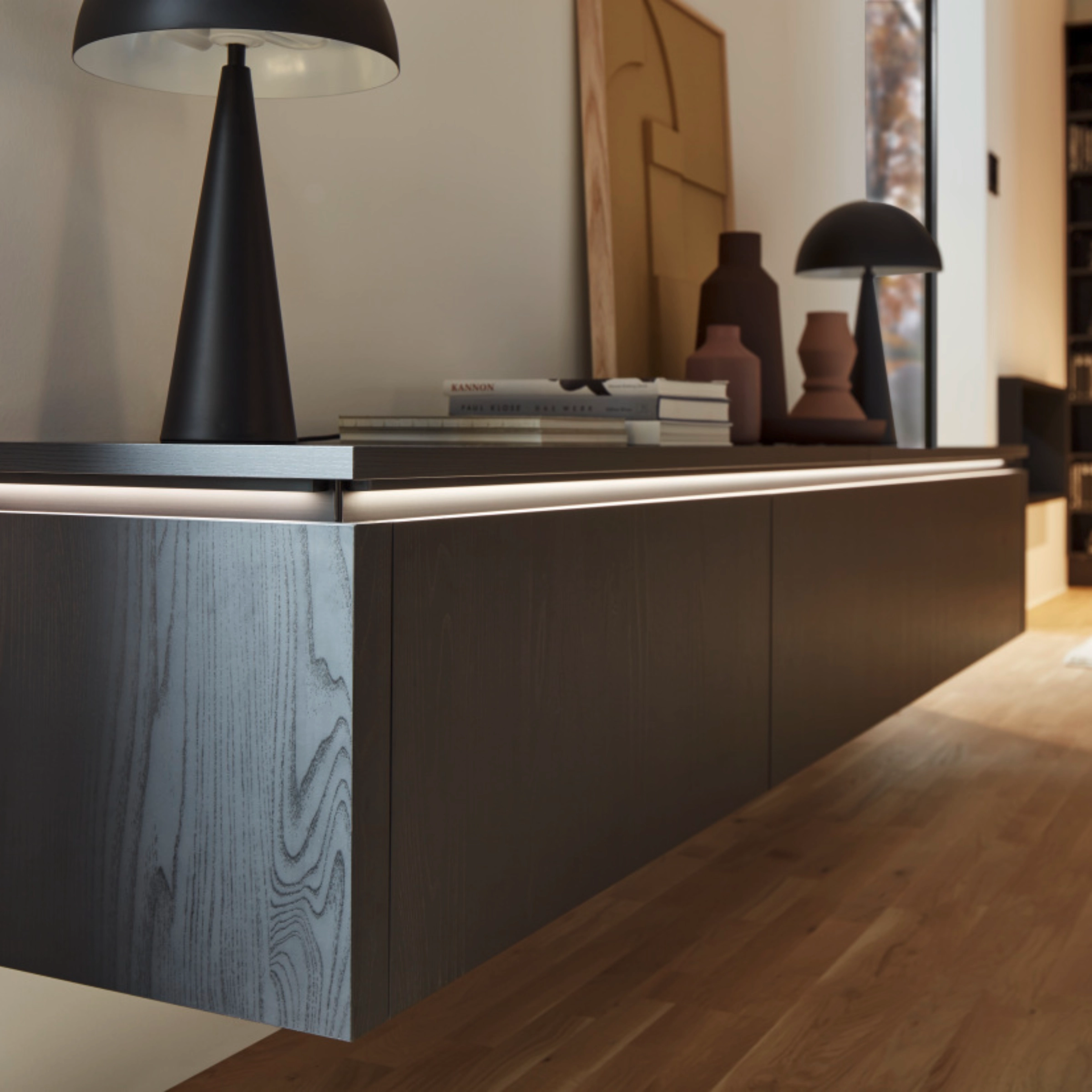 Un salon moderne avec un buffet suspendu et des décorations élégantes, Nolte Living.